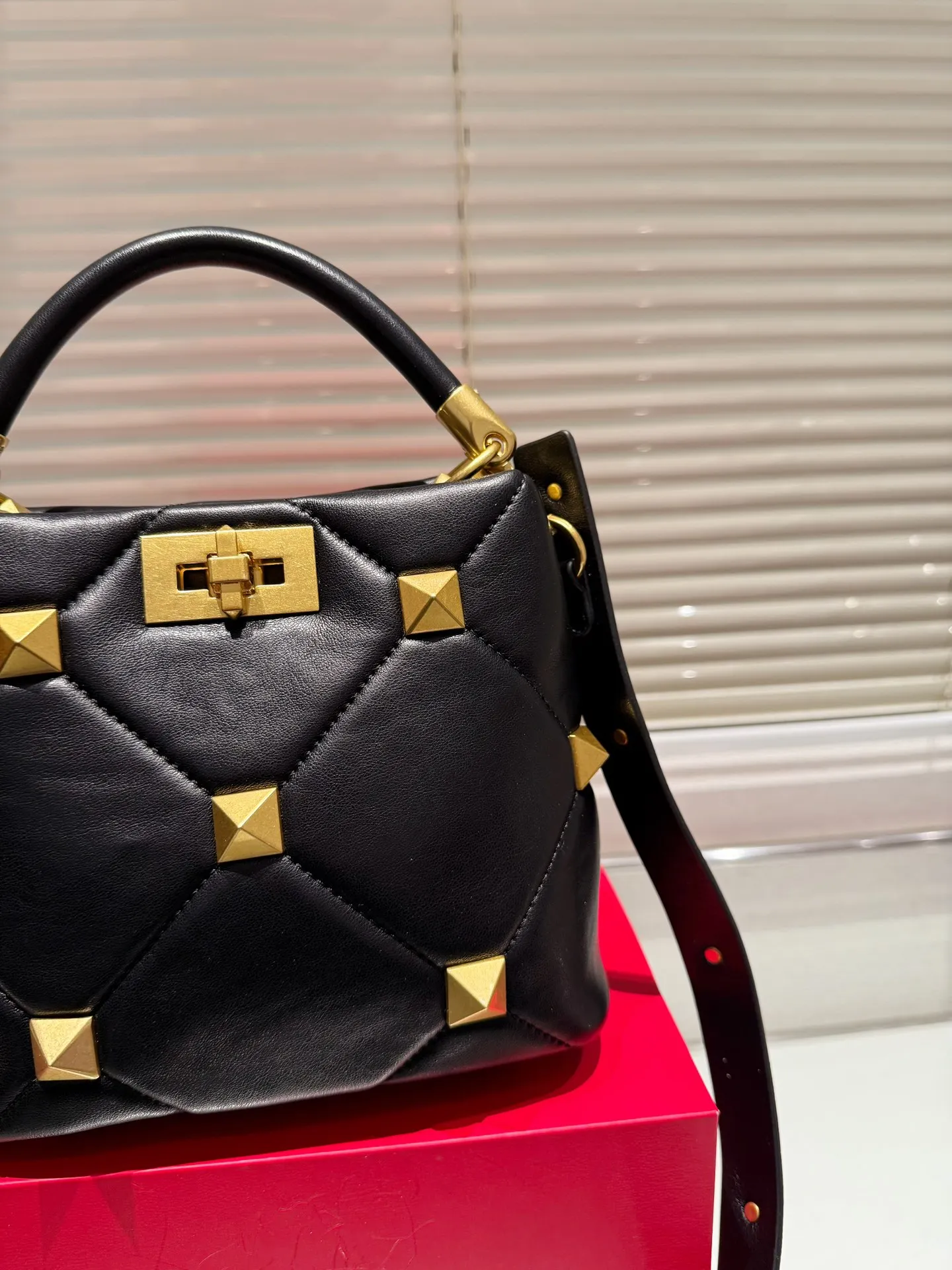 P380 Comes with box⚠️Size 20.18 Valentino VSLING handbag Unlocks fashion charm Can be salty or sweet The most beautiful girl on the street