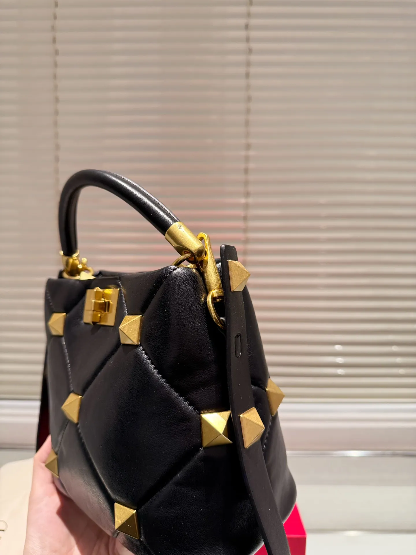 P380 Comes with box⚠️Size 20.18 Valentino VSLING handbag Unlocks fashion charm Can be salty or sweet The most beautiful girl on the street