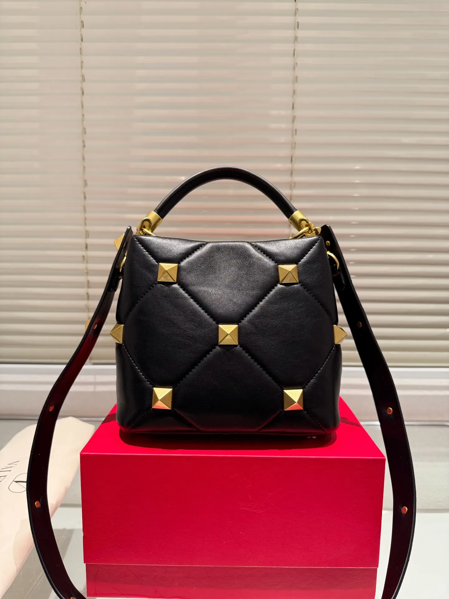P380 Comes with box⚠️Size 20.18 Valentino VSLING handbag Unlocks fashion charm Can be salty or sweet The most beautiful girl on the street