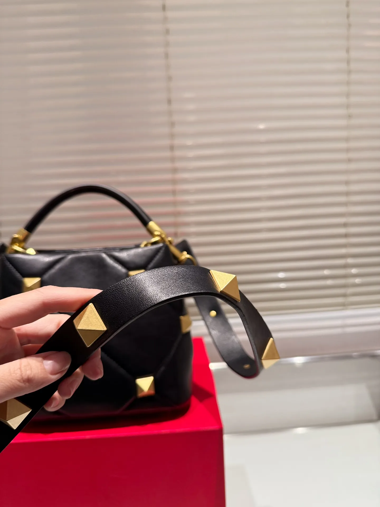P380 Comes with box⚠️Size 20.18 Valentino VSLING handbag Unlocks fashion charm Can be salty or sweet The most beautiful girl on the street