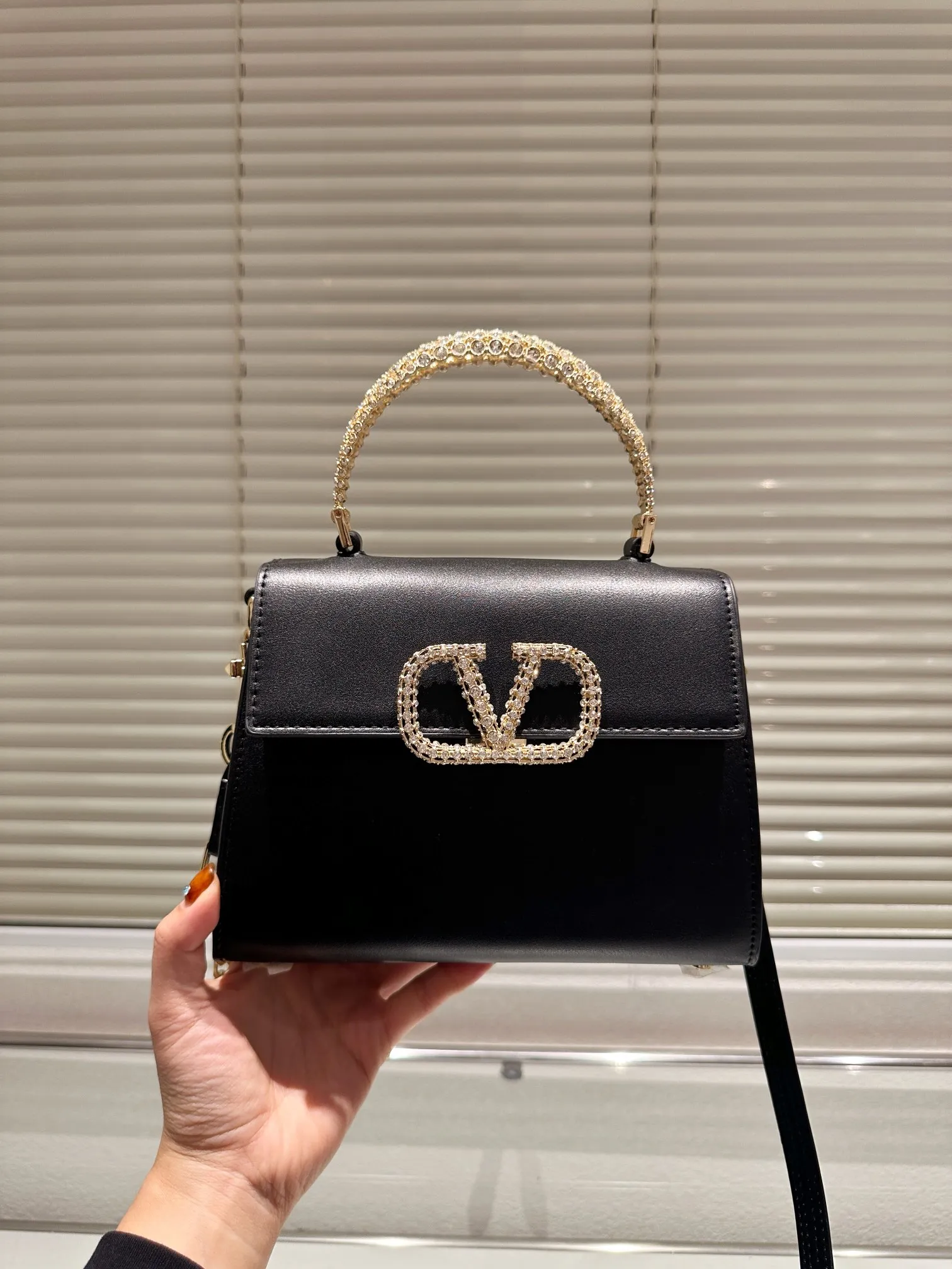 P360 Comes with box⚠️Size 21.16 Valentino VSLING handbag Unlocks fashion charm Can be salty or sweet The most beautiful girl on the street