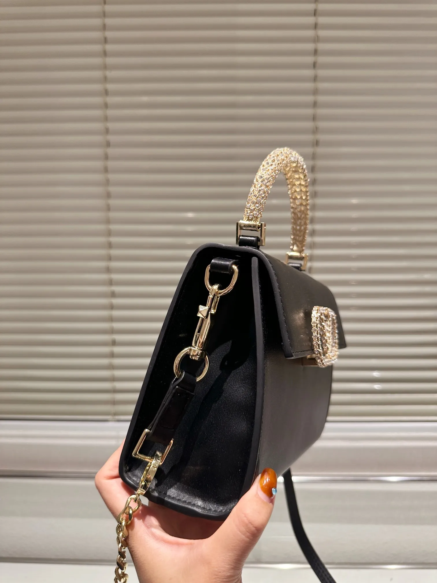 P360 Comes with box⚠️Size 21.16 Valentino VSLING handbag Unlocks fashion charm Can be salty or sweet The most beautiful girl on the street