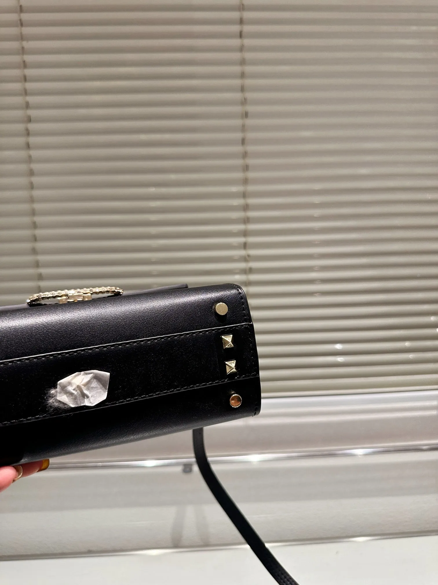 P360 Comes with box⚠️Size 21.16 Valentino VSLING handbag Unlocks fashion charm Can be salty or sweet The most beautiful girl on the street