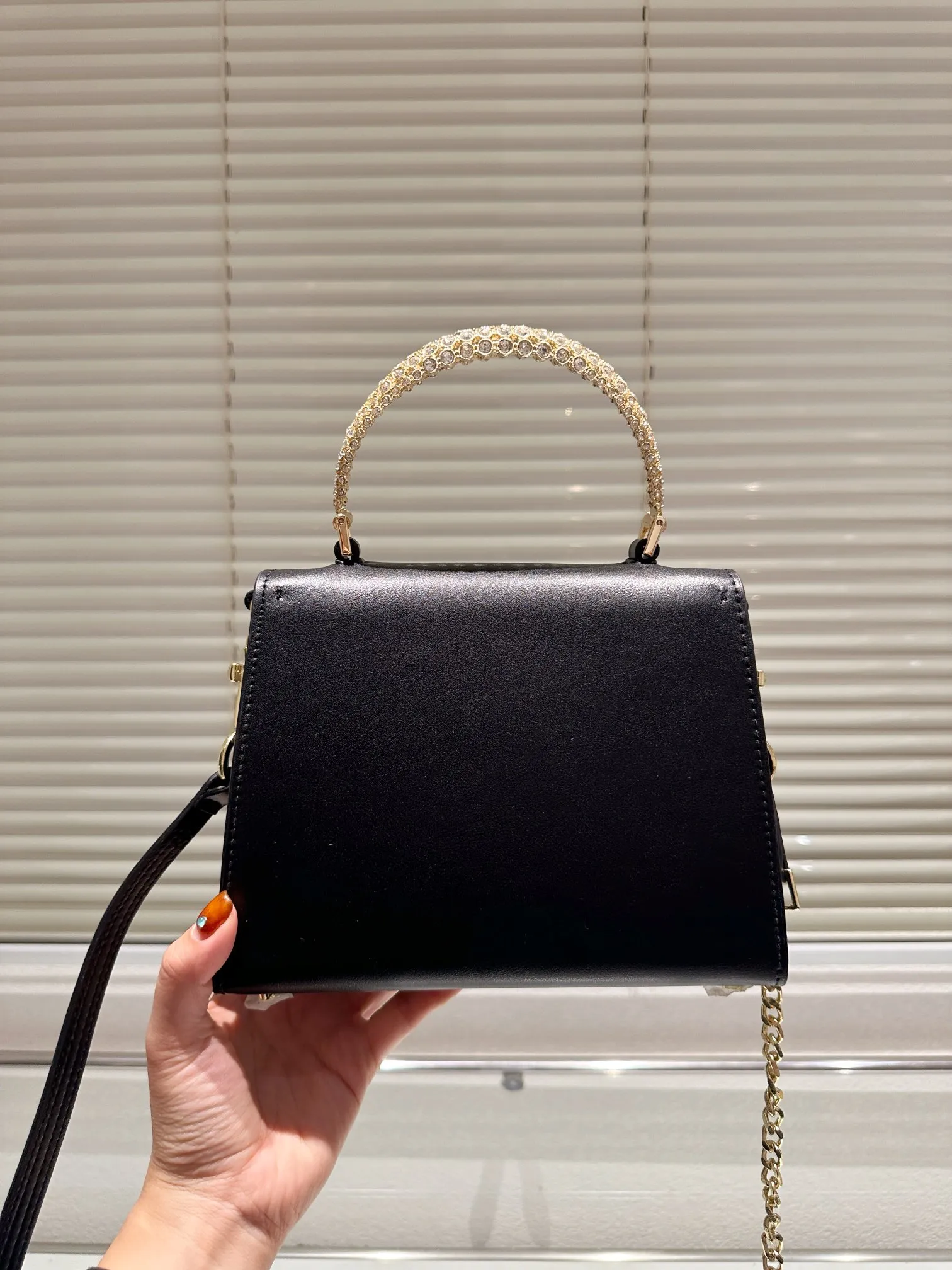 P360 Comes with box⚠️Size 21.16 Valentino VSLING handbag Unlocks fashion charm Can be salty or sweet The most beautiful girl on the street