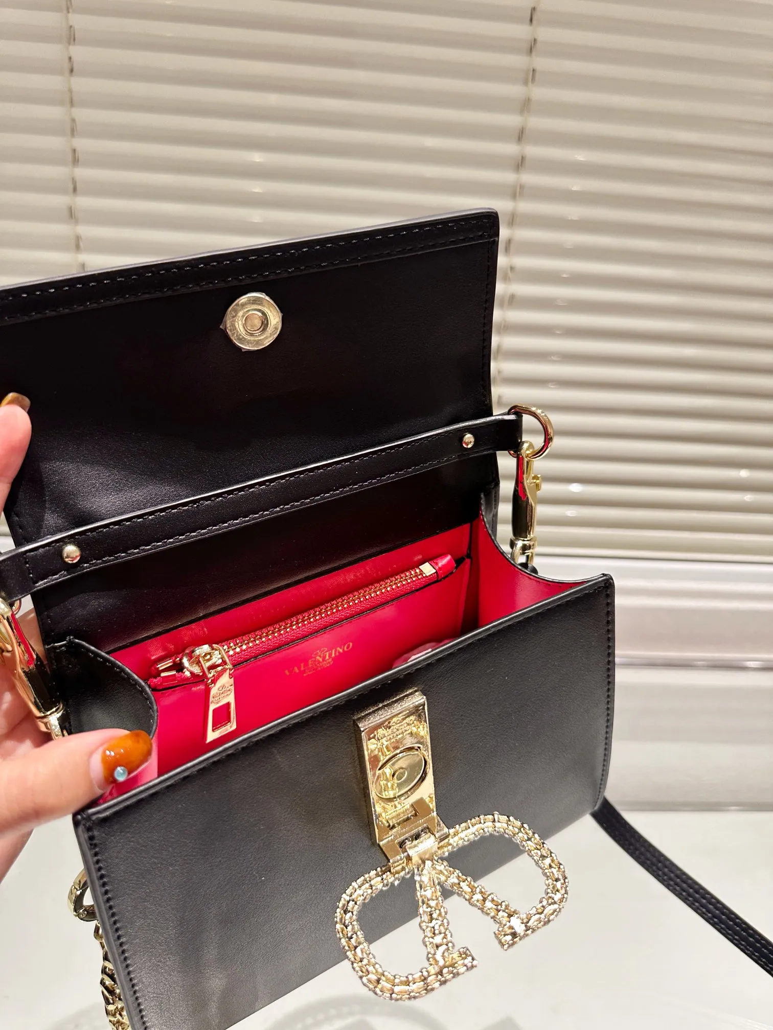 P360 Comes with box⚠️Size 21.16 Valentino VSLING handbag Unlocks fashion charm Can be salty or sweet The most beautiful girl on the street