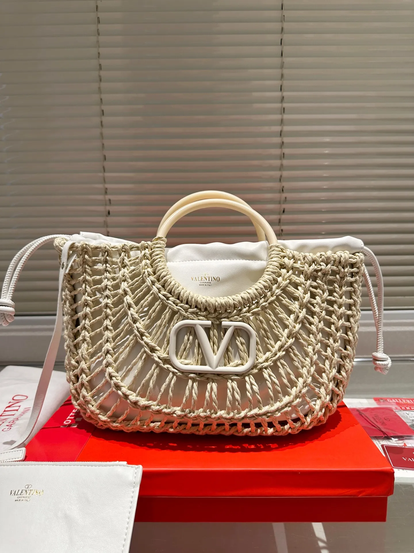 P380 Straw Valentino Valentino Loco A must-have for beautiful fairies and so pretty. Hand-held shoulder bag to unlock fashion charm. Salty or sweet. The most beautiful girl on the street. Size 32.22cm. Comes with folding gift box.