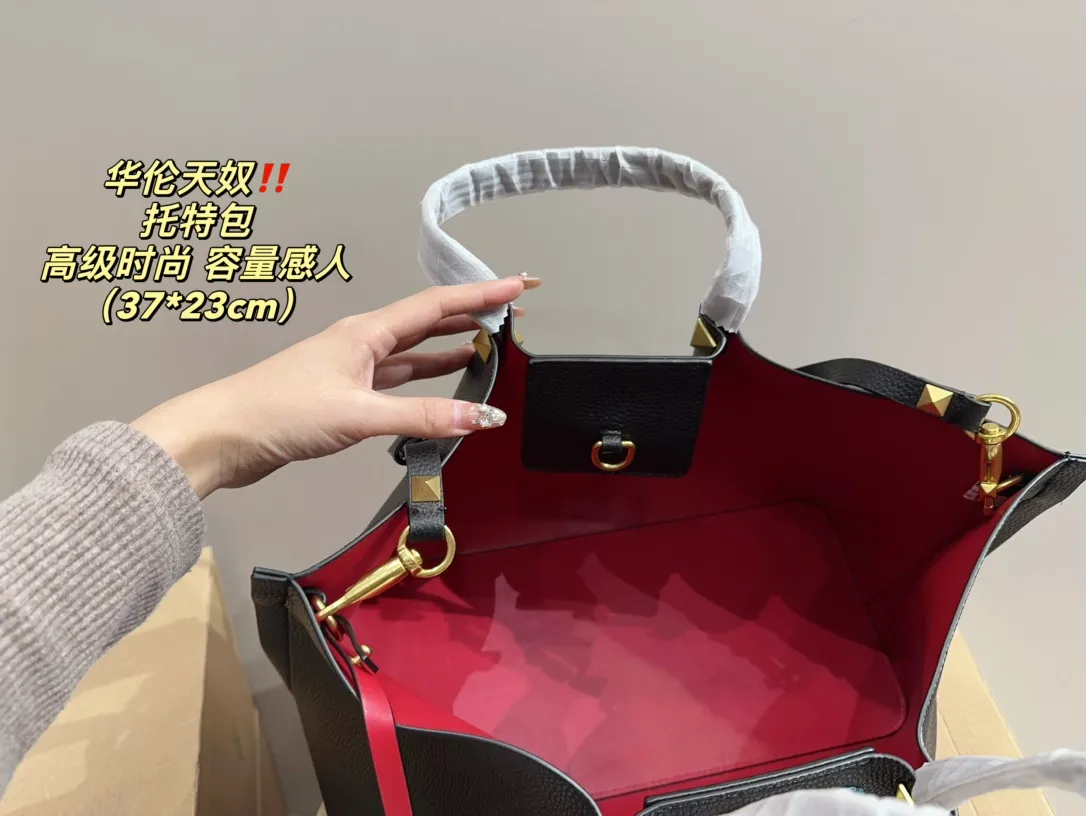 P350⚠️Size 37.23 Valentino Tote Bag Easily interpret retro fashion. The bag is quite wide, simple but not simple and does not require too much decoration. It can be paired with a suit and T-shirt on a daily basis to fully reflect the sense of luxury!