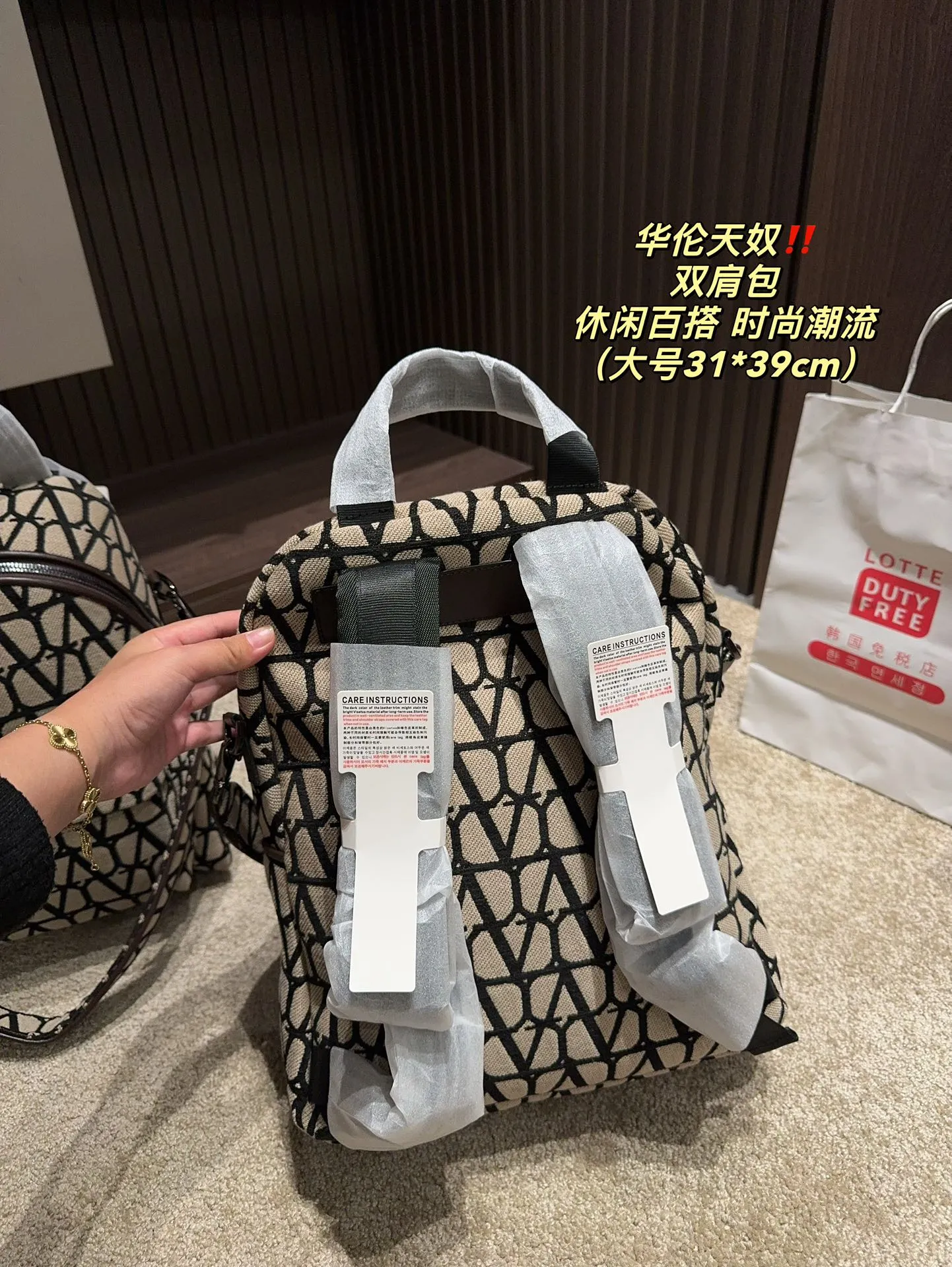 ✅The top original large size P480⚠️size 31.39 small size P400⚠️size 26.33 Valentino backpack large capacity, a must-have for vacation travel, one of the must-have items for fashionistas, the real thing will definitely surprise you