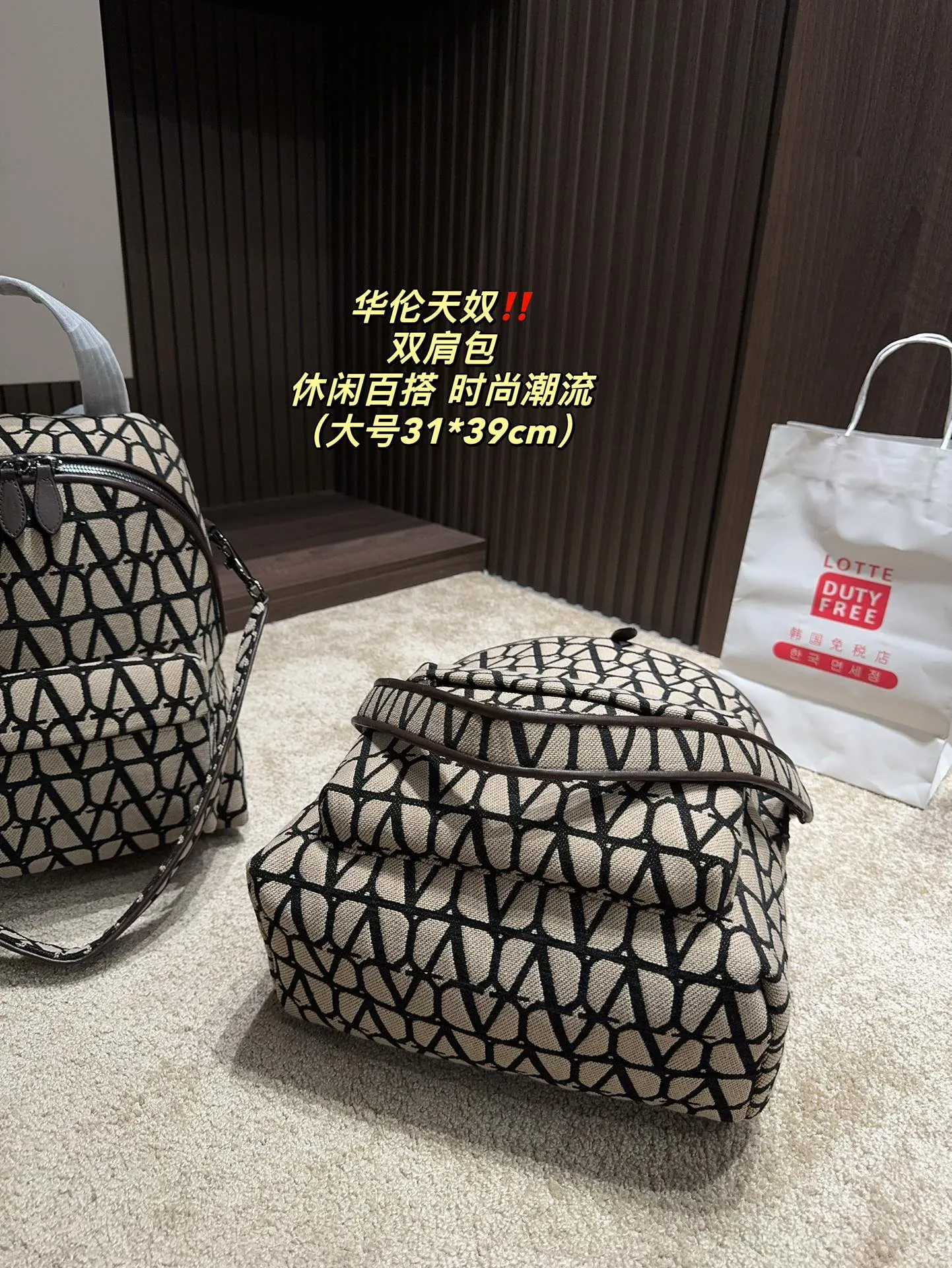 ✅The top original large size P480⚠️size 31.39 small size P400⚠️size 26.33 Valentino backpack large capacity, a must-have for vacation travel, one of the must-have items for fashionistas, the real thing will definitely surprise you