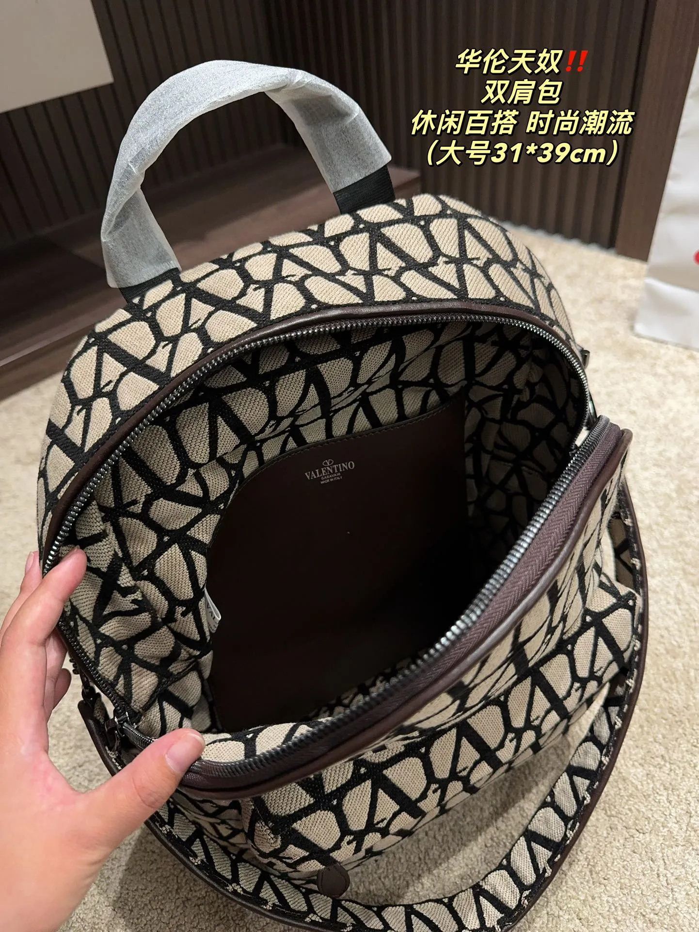 ✅The top original large size P480⚠️size 31.39 small size P400⚠️size 26.33 Valentino backpack large capacity, a must-have for vacation travel, one of the must-have items for fashionistas, the real thing will definitely surprise you