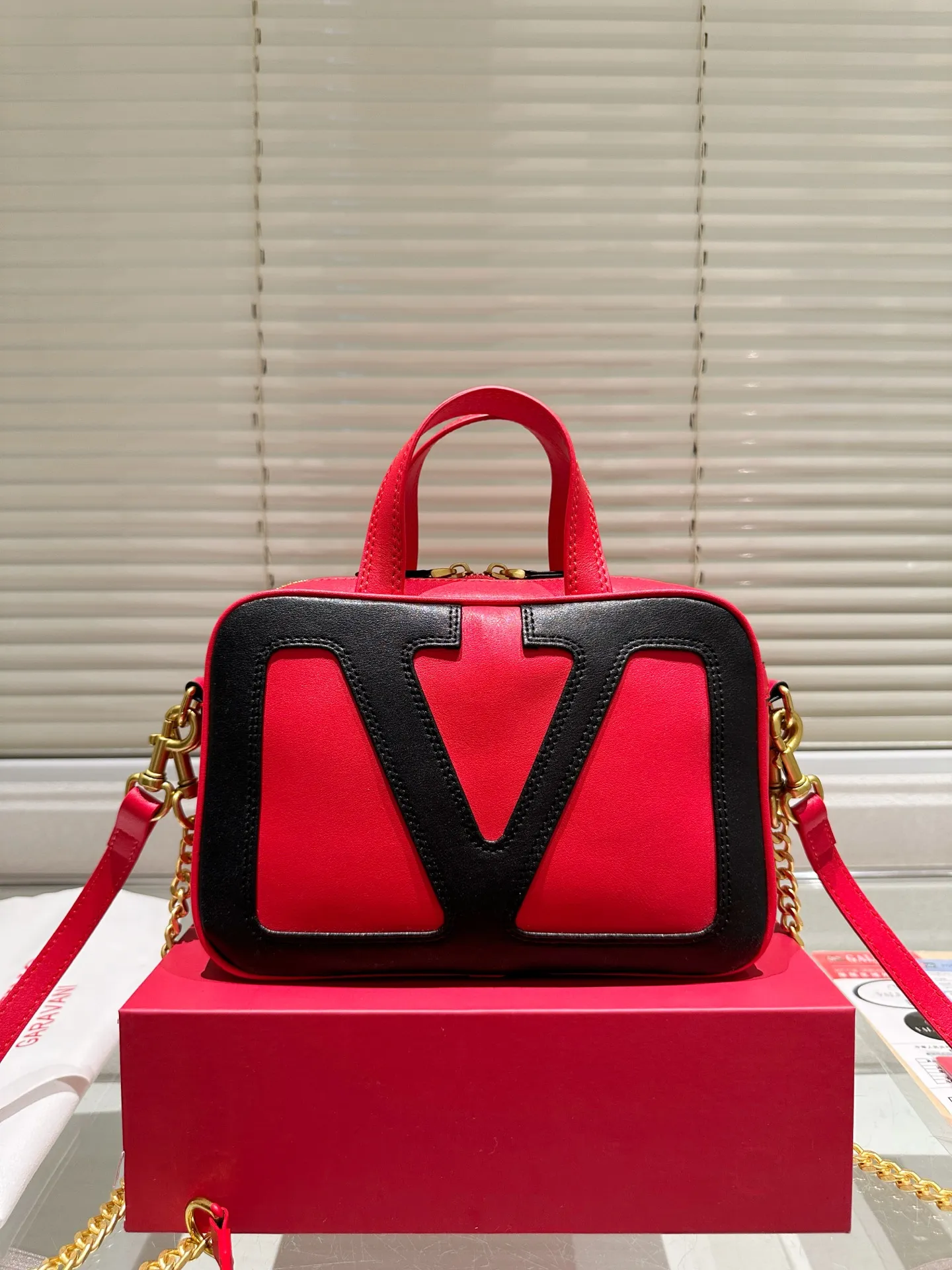 P380 Folding Box ⚠️Size 24.16 Valentino crossbody bag. The sense of luxury is overflowing. This look is very versatile. No matter how you carry it, there is no pressure. Which girl can refuse such a beautiful bag?