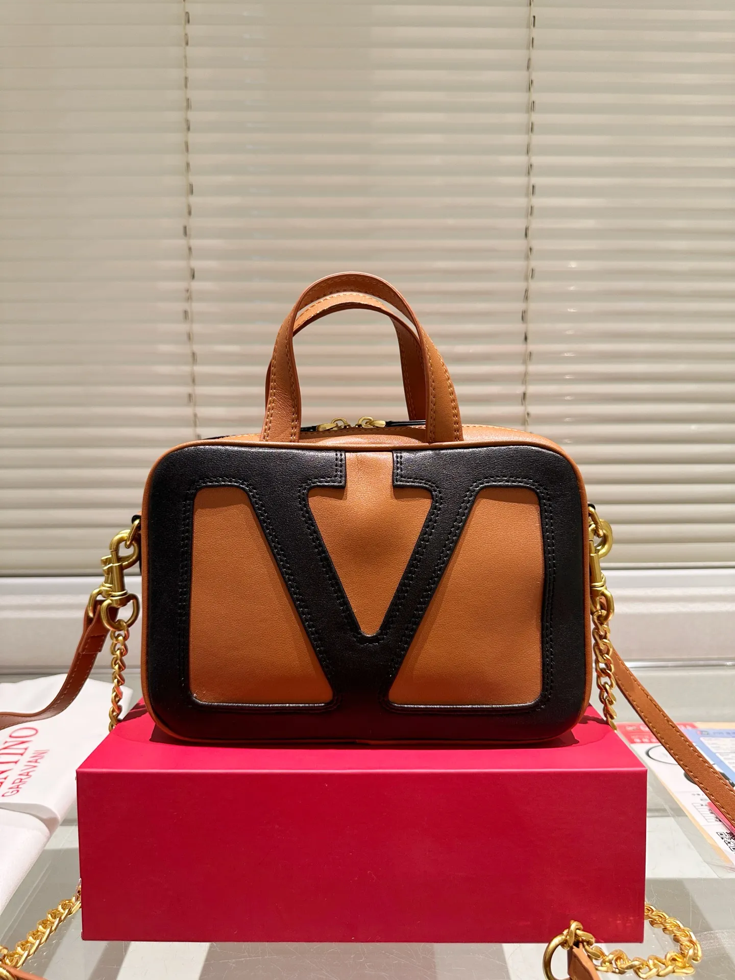 P380 Folding Box ⚠️Size 24.16 Valentino crossbody bag. The sense of luxury is overflowing. This look is very versatile. No matter how you carry it, there is no pressure. Which girl can refuse such a beautiful bag?