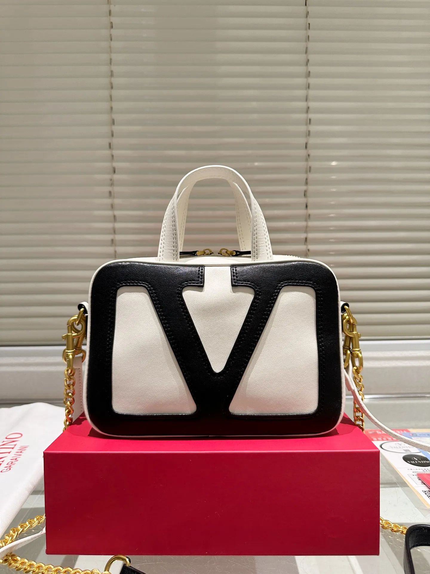 P380 Folding Box ⚠️Size 24.16 Valentino crossbody bag. The sense of luxury is overflowing. This look is very versatile. No matter how you carry it, there is no pressure. Which girl can refuse such a beautiful bag?