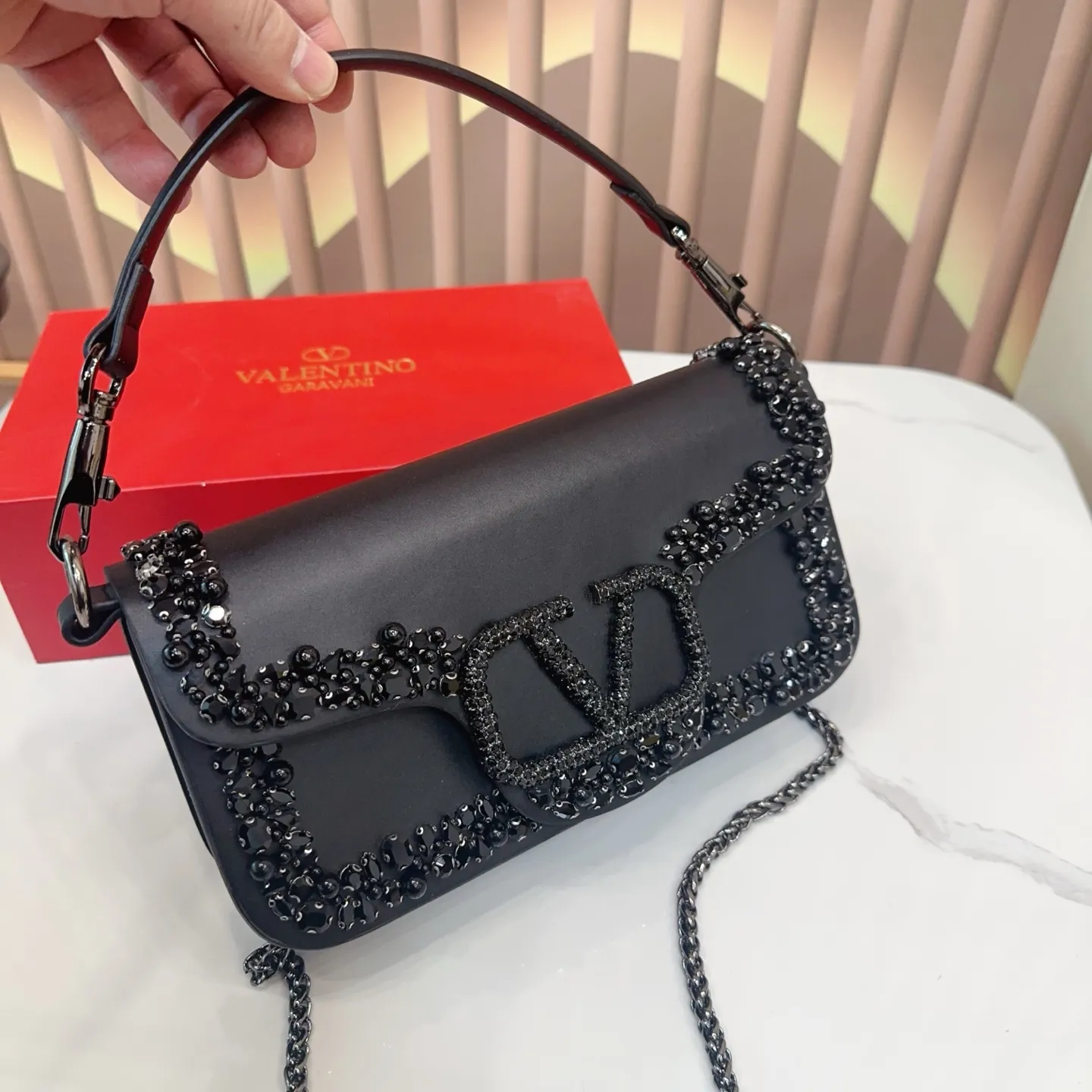 p520 Folding Box Valentino Shoulder Bag It’s fashionable and easy to match. It doesn’t look old-fashioned and is easy to match. Moreover, the beauty and temperament bonus is so high~ I love this calmness and elegance. Size: 25.14 yo