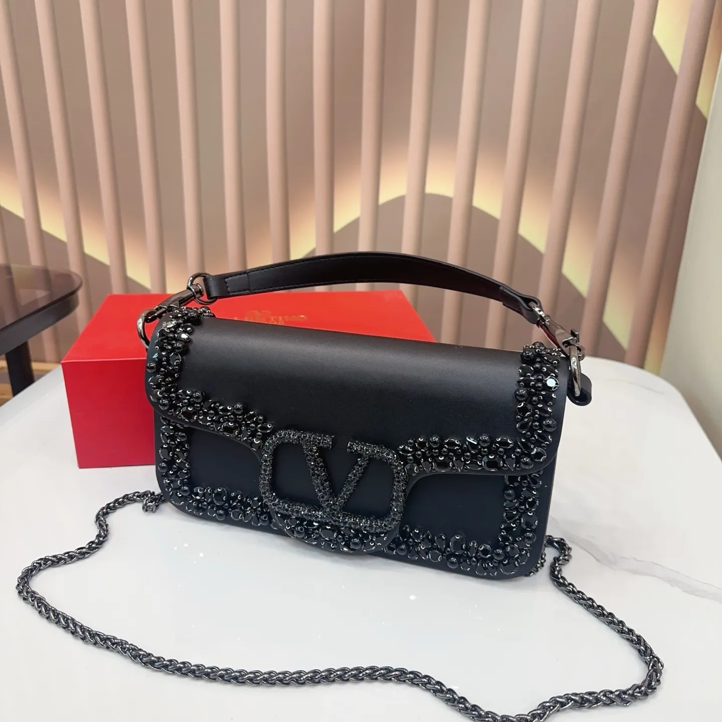 p520 Folding Box Valentino Shoulder Bag It’s fashionable and easy to match. It doesn’t look old-fashioned and is easy to match. Moreover, the beauty and temperament bonus is so high~ I love this calmness and elegance. Size: 25.14 yo