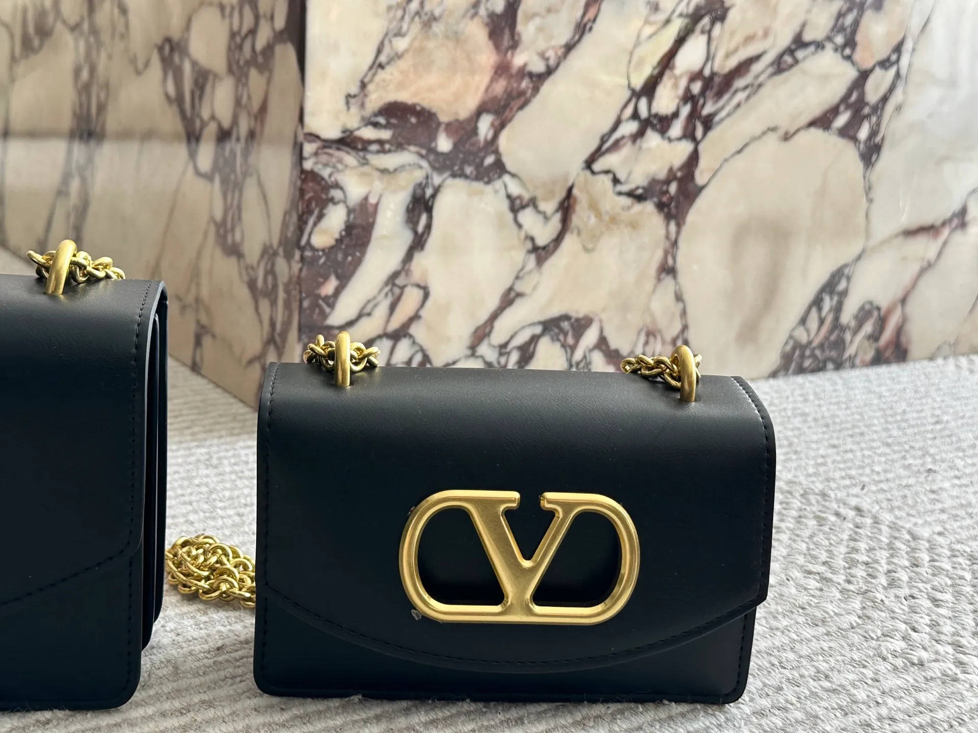💰 340, 165 box size: 23 15cm 19 12cm Valentino new product! Who can resist this style? It’s totally okay to wear in autumn and winter~