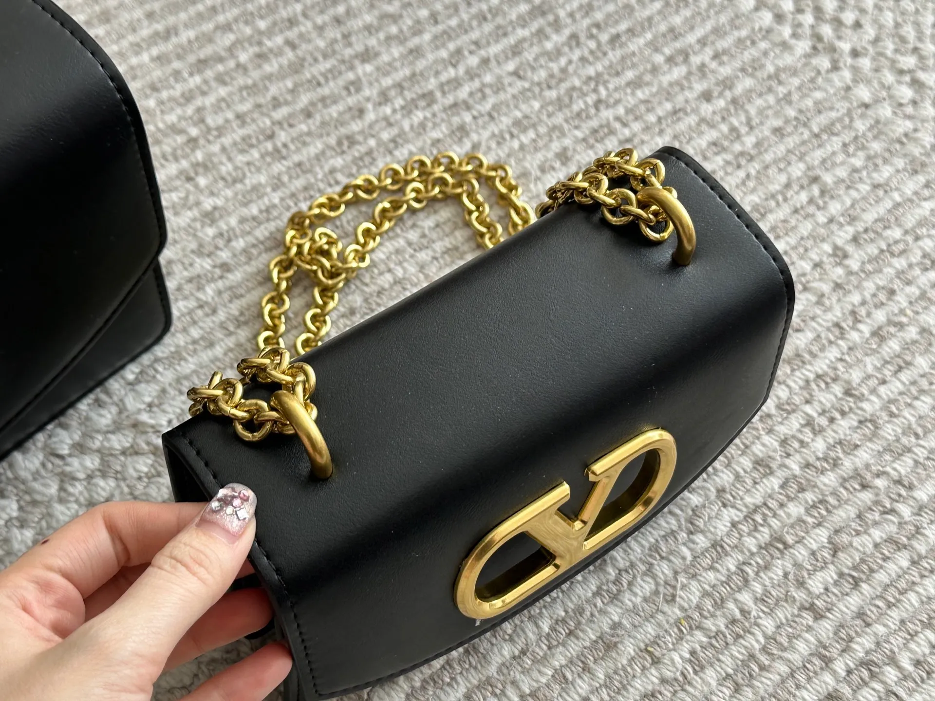 💰 340, 165 box size: 23 15cm 19 12cm Valentino new product! Who can resist this style? It’s totally okay to wear in autumn and winter~