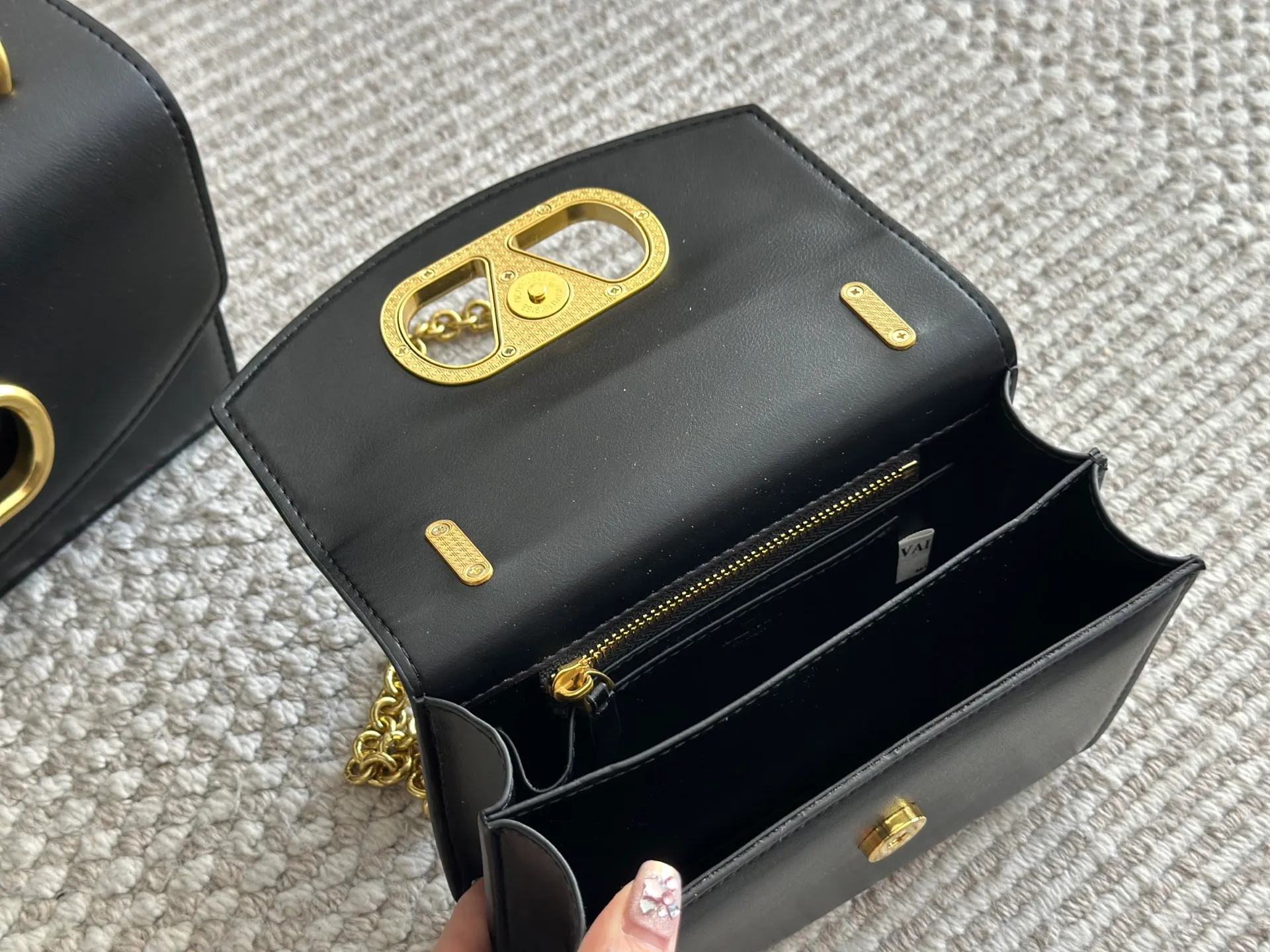 💰 340, 165 box size: 23 15cm 19 12cm Valentino new product! Who can resist this style? It’s totally okay to wear in autumn and winter~
