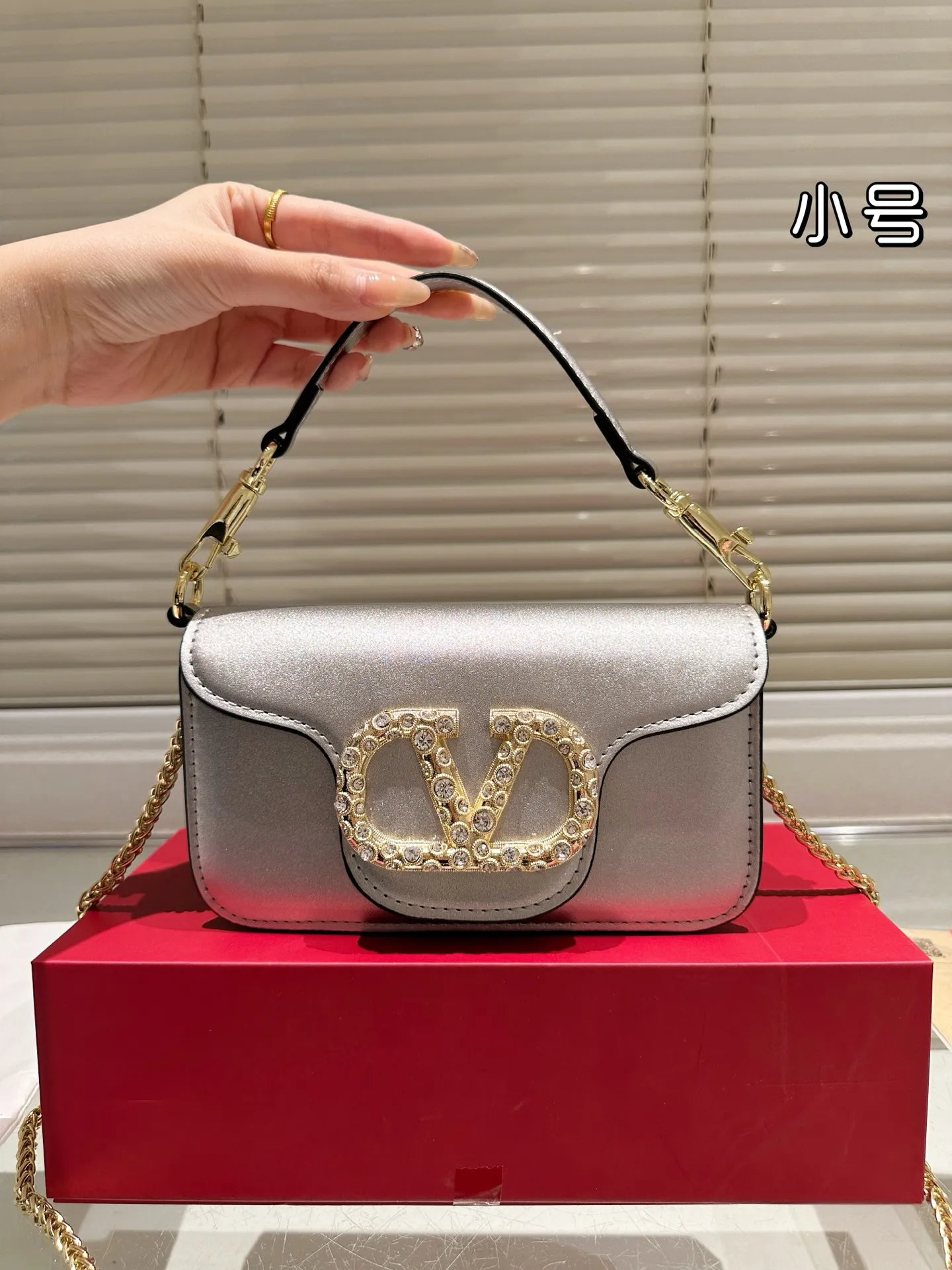 Large P310 Folding Box ⚠️Size 20.10 Valentino Loco Shoulder Bag Overflowing with Sophistication This Look Is Very Versatile No matter how you carry it, you won’t feel any pressure. Which girl can resist such a beautiful bag?