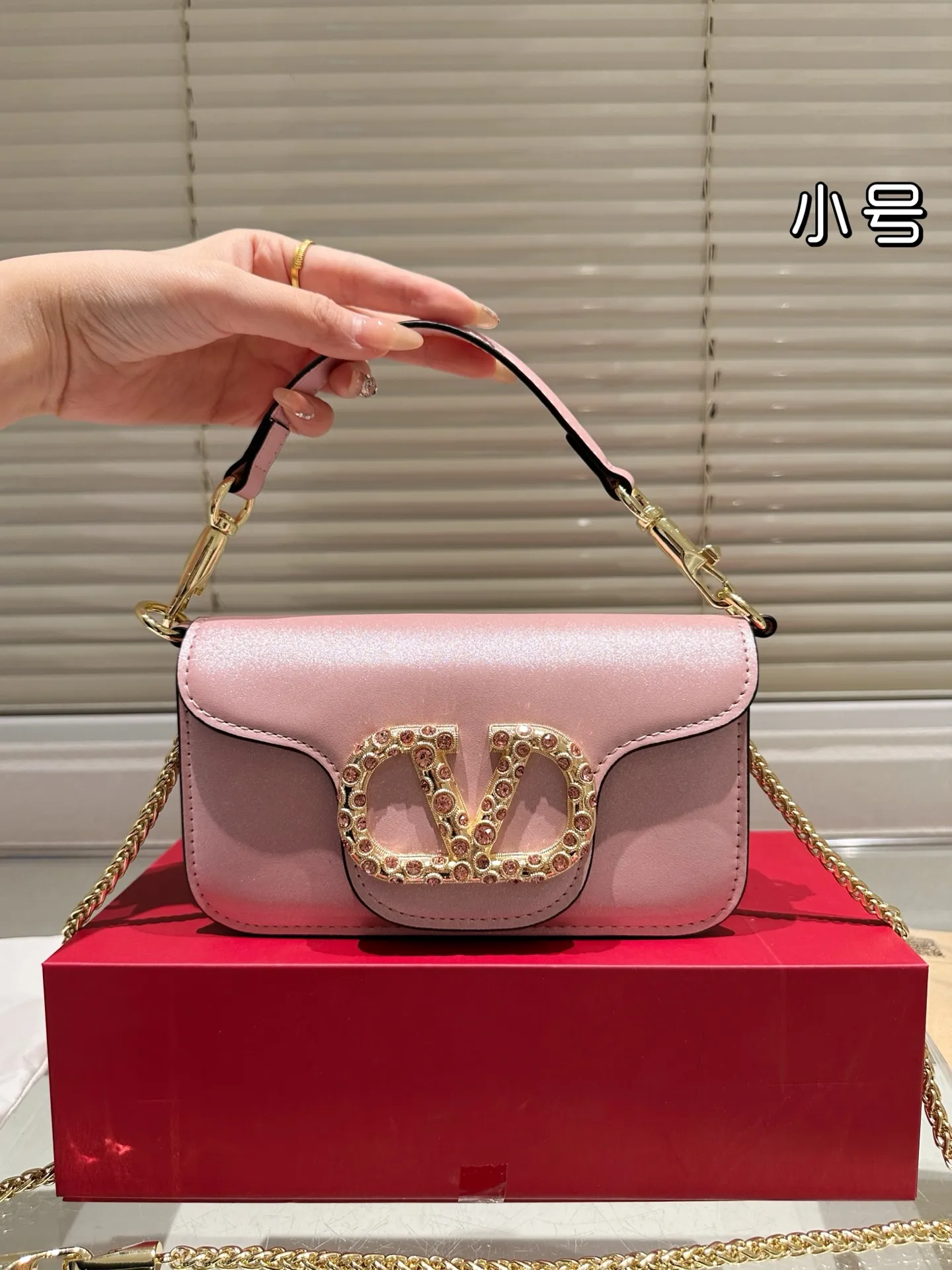 Large P310 Folding Box ⚠️Size 20.10 Valentino Loco Shoulder Bag Overflowing with Sophistication This Look Is Very Versatile No matter how you carry it, you won’t feel any pressure. Which girl can resist such a beautiful bag?