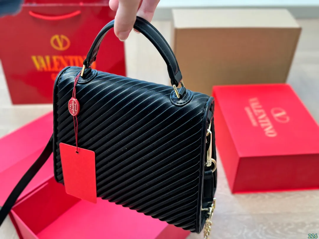 ¥340 Folding box Valentino handbag Simple bag silhouette unlocks fashionable charm Can be salty or sweet Make you the most beautiful girl on the street Very versatile yyds Size: 21 16