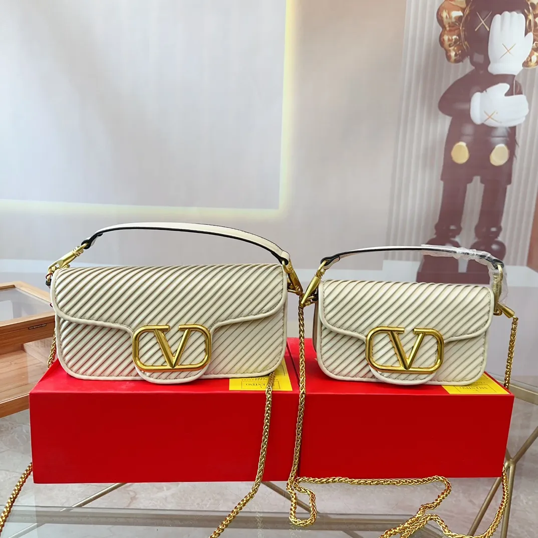 p310p290 (Gift box packaging) Valentino Logo Shoulder Bag Full of high-end feel, a classic among classics. The size can be easily controlled with any combination. Large size 27cm/small size 22cm. le