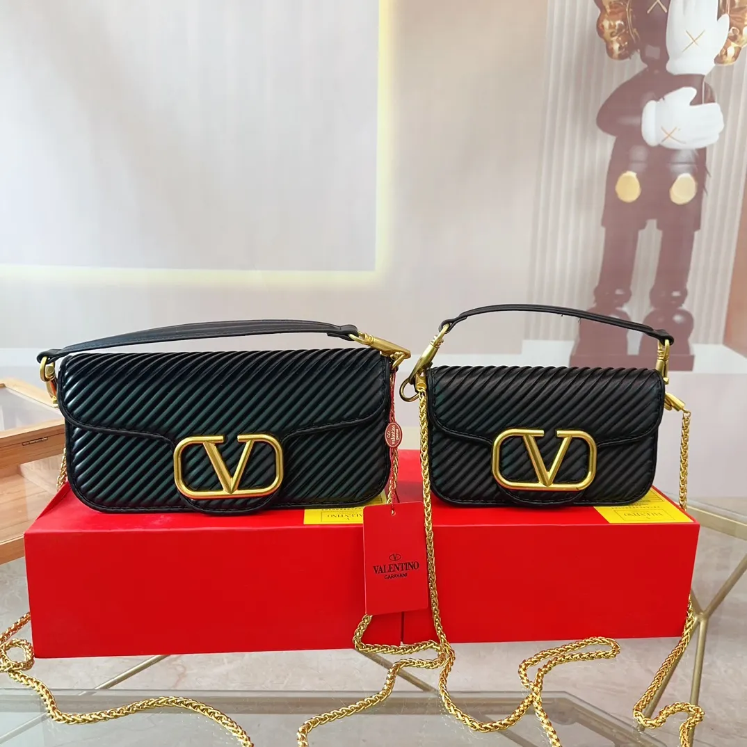 p310p290 (Gift box packaging) Valentino Logo Shoulder Bag Full of high-end feel, a classic among classics. The size can be easily controlled with any combination. Large size 27cm/small size 22cm. le