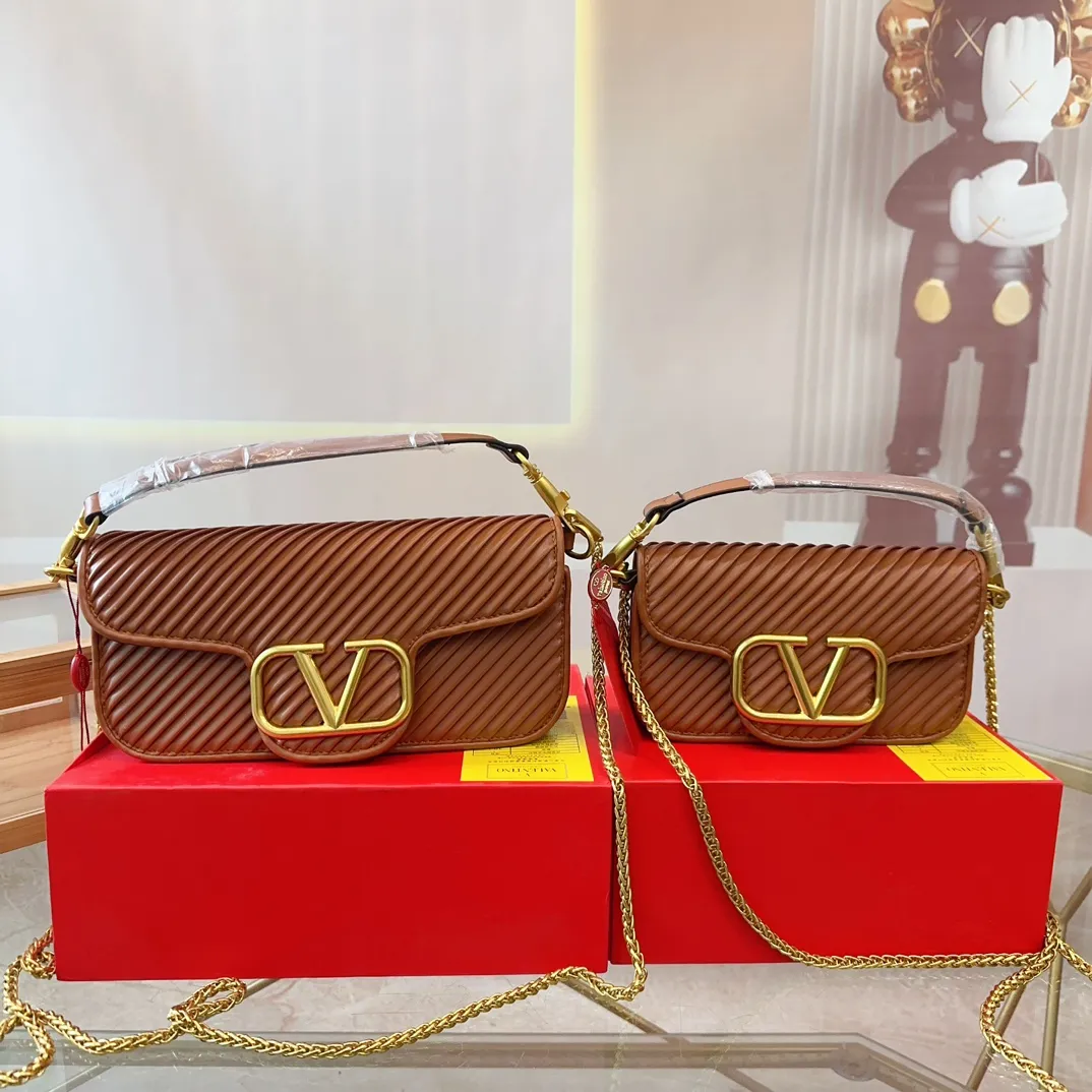 p310p290 (Gift box packaging) Valentino Logo Shoulder Bag Full of high-end feel, a classic among classics. The size can be easily controlled with any combination. Large size 27cm/small size 22cm. le