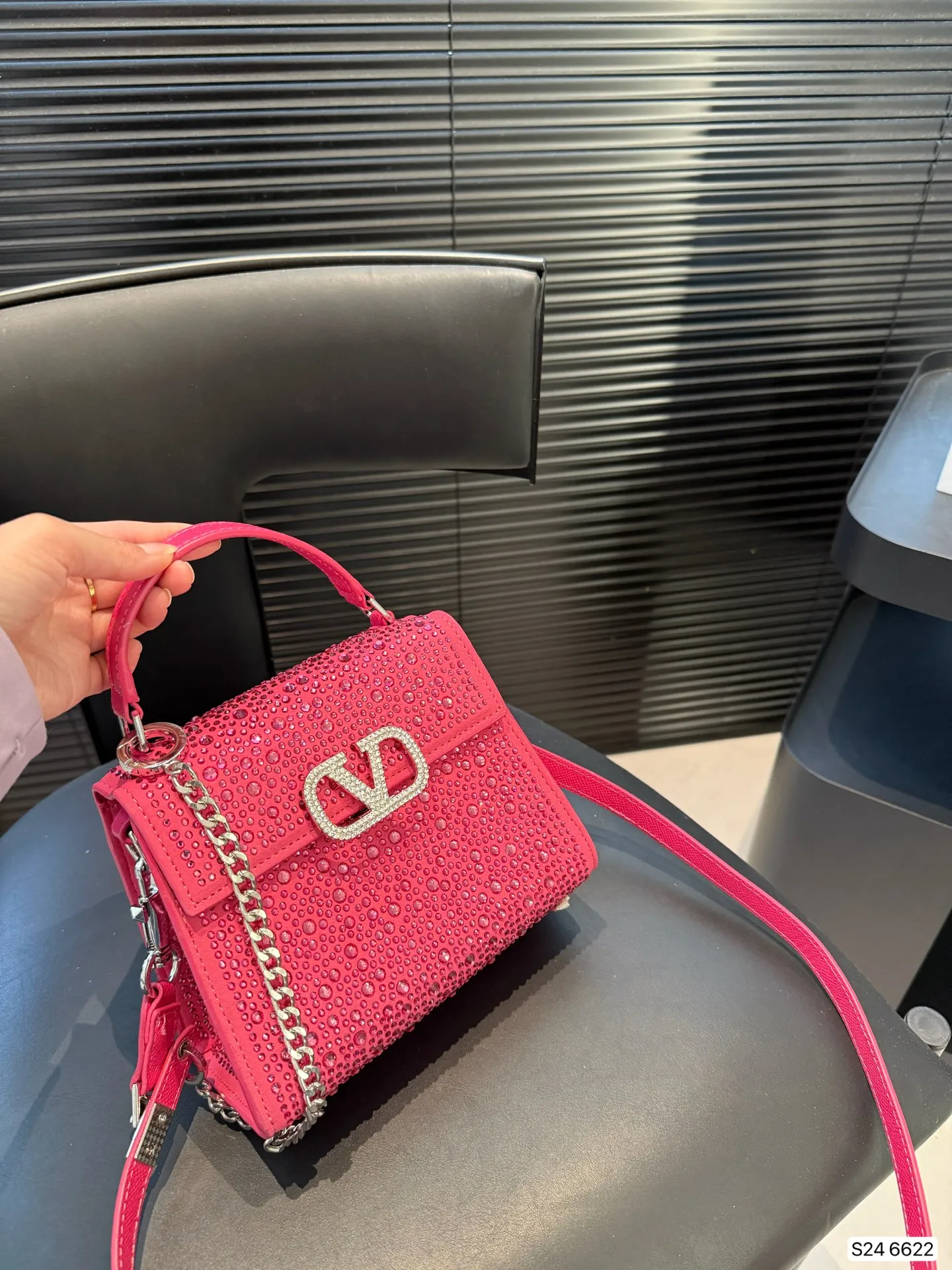 P340 valentino vsling full diamond tote bag, a handbag from Valentino. If you connect the shoulder strap, it can be used as a shoulder bag or crossbody bag. The V mark on the front of the bag is the unique Valentino logo. It feels high-end and fashionable. good #Valentino Size: 19 14 Item No. 6622