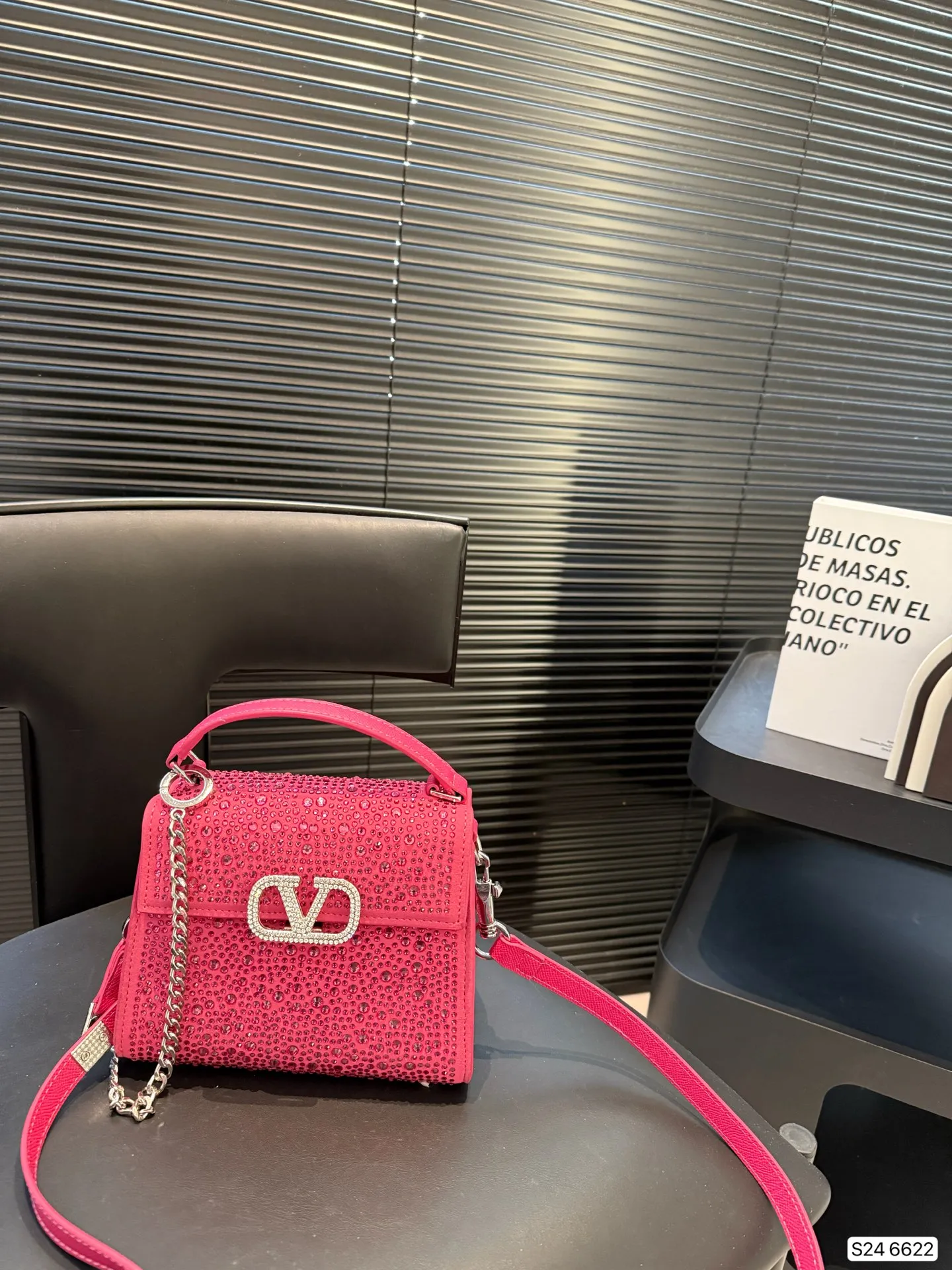 P340 valentino vsling full diamond tote bag, a handbag from Valentino. If you connect the shoulder strap, it can be used as a shoulder bag or crossbody bag. The V mark on the front of the bag is the unique Valentino logo. It feels high-end and fashionable. good #Valentino Size: 19 14 Item No. 6622
