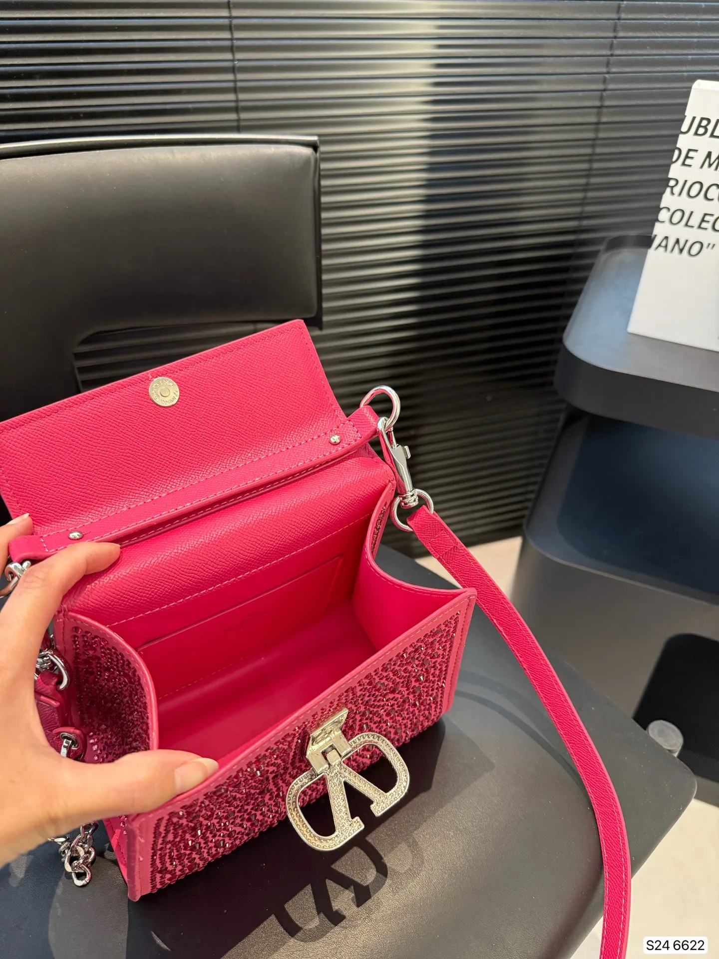 P340 valentino vsling full diamond tote bag, a handbag from Valentino. If you connect the shoulder strap, it can be used as a shoulder bag or crossbody bag. The V mark on the front of the bag is the unique Valentino logo. It feels high-end and fashionable. good #Valentino Size: 19 14 Item No. 6622