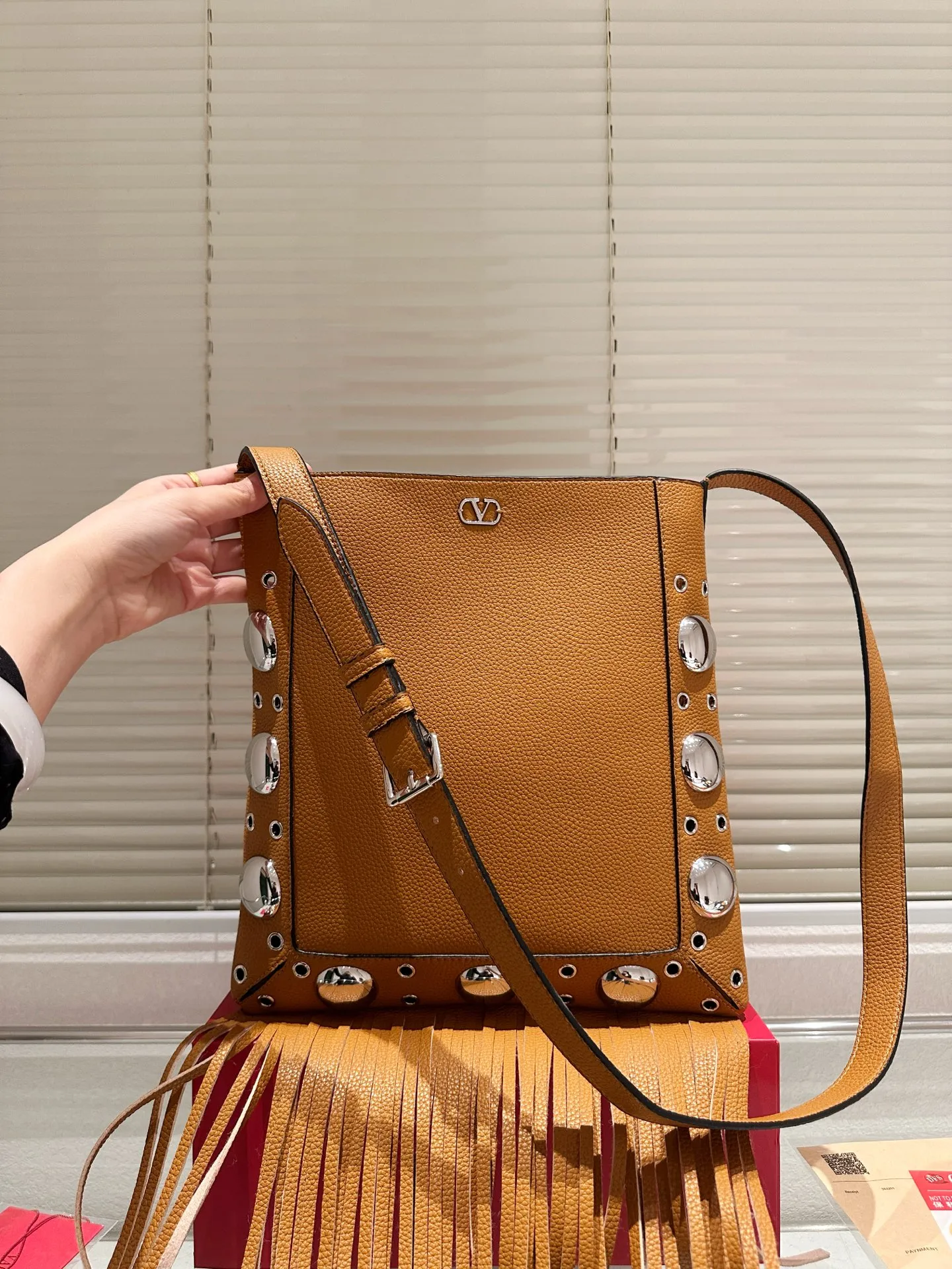 P480 box size: 28 30cm Valentino new product! Who can resist this style? It’s totally okay to wear in spring, summer, autumn and winter~