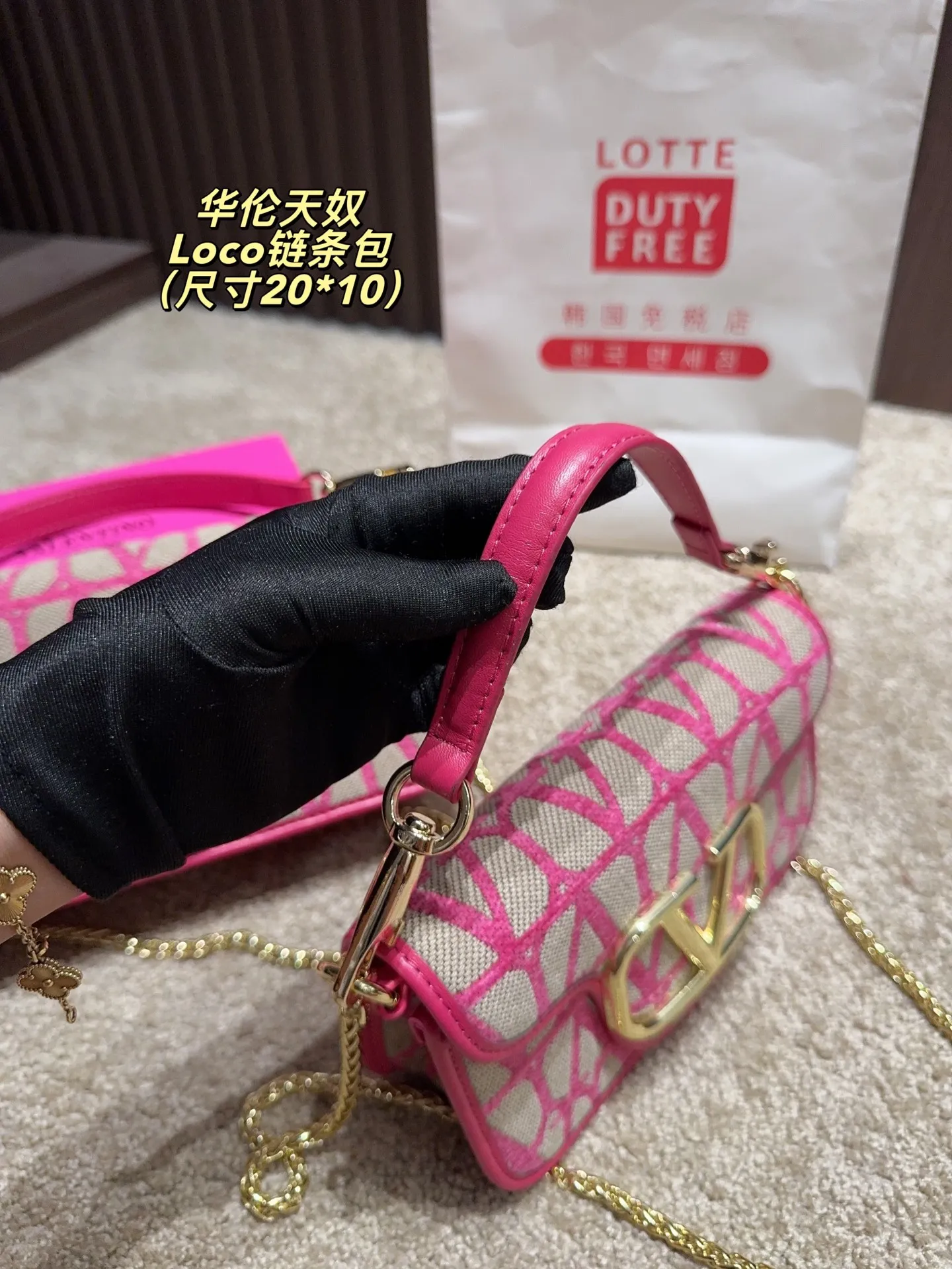 P300 comes with a folding box⚠️Size 20.10 p320 comes with a folding box⚠️Size 27.12 Valentino Loco chain bag Exquisite and beautiful High-end elegance Very easy to handle, no matter the clothes or seasons Can be used all year round