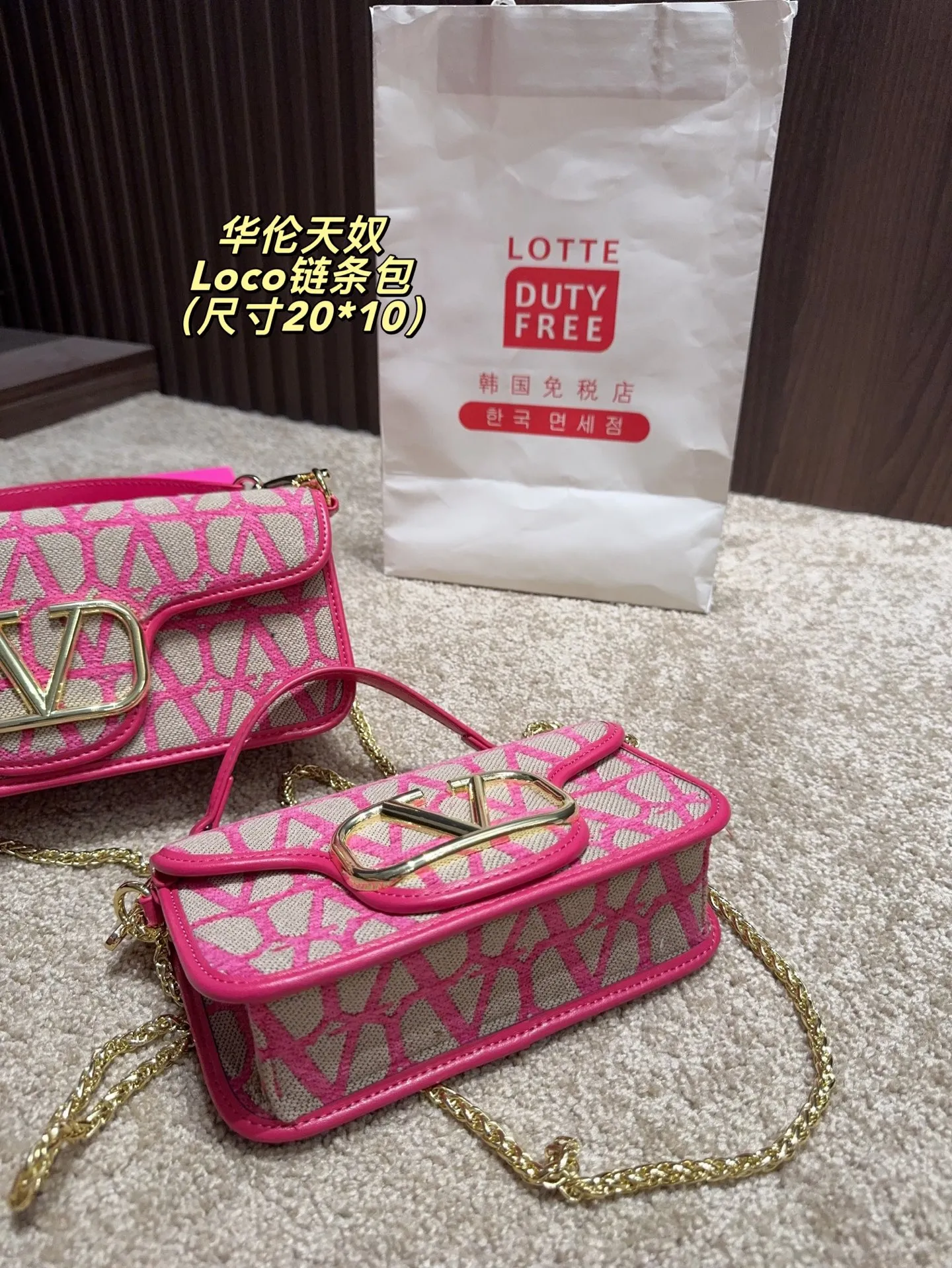 P300 comes with a folding box⚠️Size 20.10 p320 comes with a folding box⚠️Size 27.12 Valentino Loco chain bag Exquisite and beautiful High-end elegance Very easy to handle, no matter the clothes or seasons Can be used all year round
