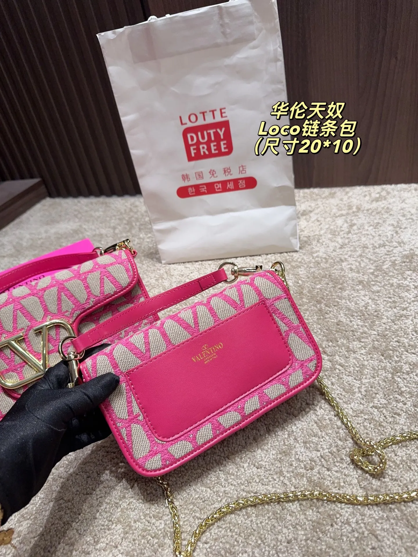 P300 comes with a folding box⚠️Size 20.10 p320 comes with a folding box⚠️Size 27.12 Valentino Loco chain bag Exquisite and beautiful High-end elegance Very easy to handle, no matter the clothes or seasons Can be used all year round