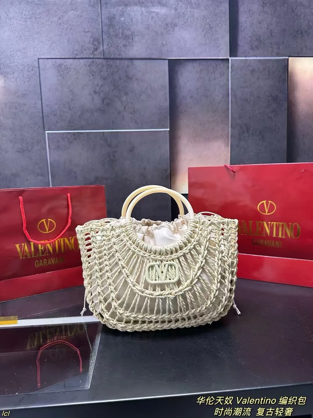 P270 with box Valentino Valentino woven bag Valentino Valentino Loco is a must-have for beautiful fairies and is so good-looking. The portable shoulder bag unlocks the fashion charm. It can be salty or sweet. It is the most beautiful girl on the street. It is fashionable and lightweight, with a big Valentino logo. It is fashionable and elegant. Those who like Jimei, hurry up and get it! Size: 32*24cm