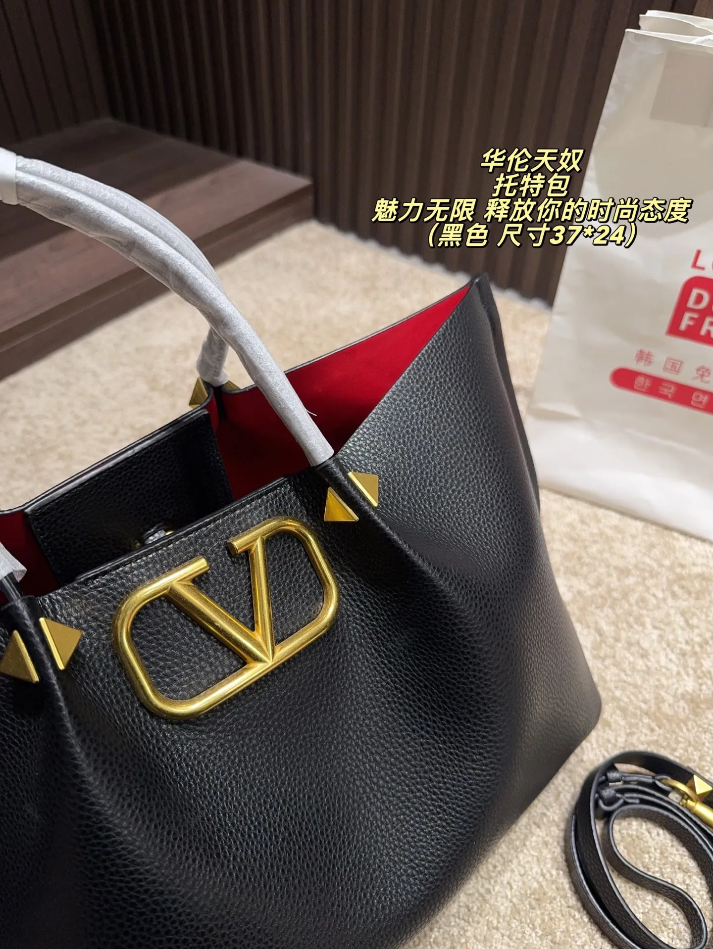 P360 Unboxed⚠️Size 37*24 Valentino Tote bag has unlimited charm and unleashes your fashion attitude. It has a unique appearance and many cute colors to choose from. It is a fashion item not to be missed. It is different from the softness of canvas bags. It gives a free and easy feeling when carried on the body. It is super textured and is loved by fashionistas.