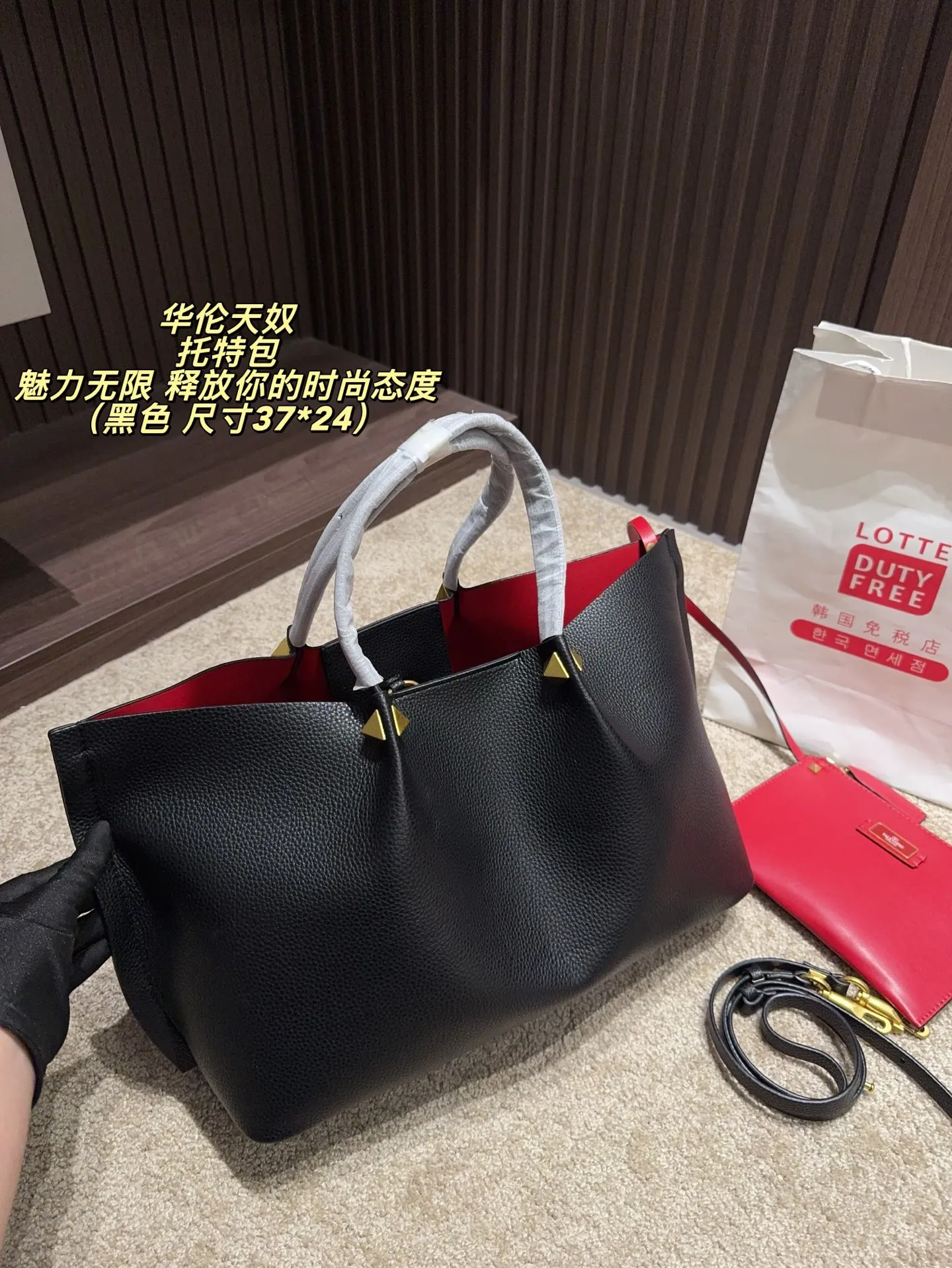 P360 Unboxed⚠️Size 37*24 Valentino Tote bag has unlimited charm and unleashes your fashion attitude. It has a unique appearance and many cute colors to choose from. It is a fashion item not to be missed. It is different from the softness of canvas bags. It gives a free and easy feeling when carried on the body. It is super textured and is loved by fashionistas.
