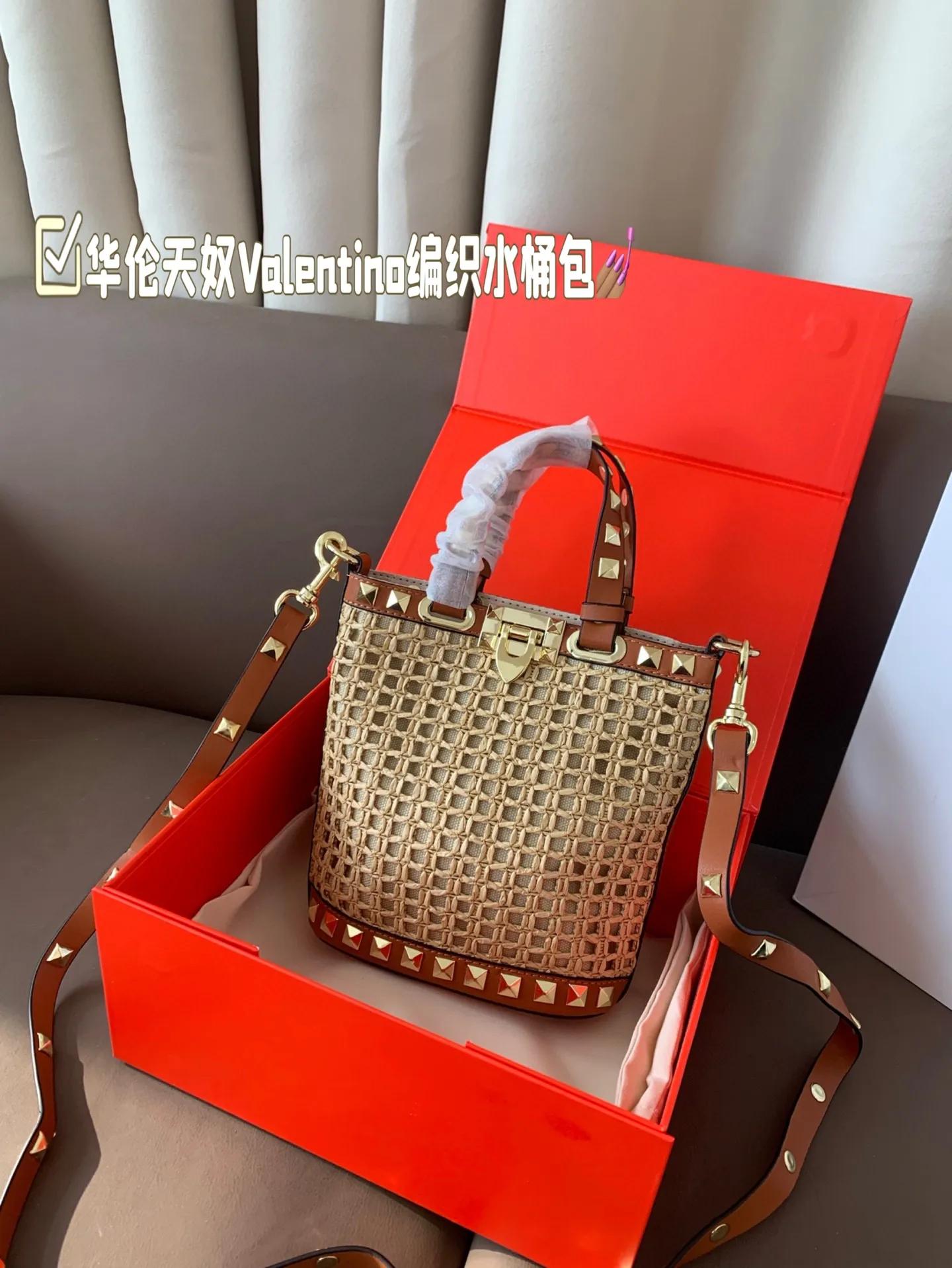 P360 Folding box Valentino woven bucket bag. It’s fashionable and easy to match. It doesn’t look old-fashioned and it’s easy to match. And Dan’s beauty and temperament are so high~ I love this calmness and elegance. Size 16*19