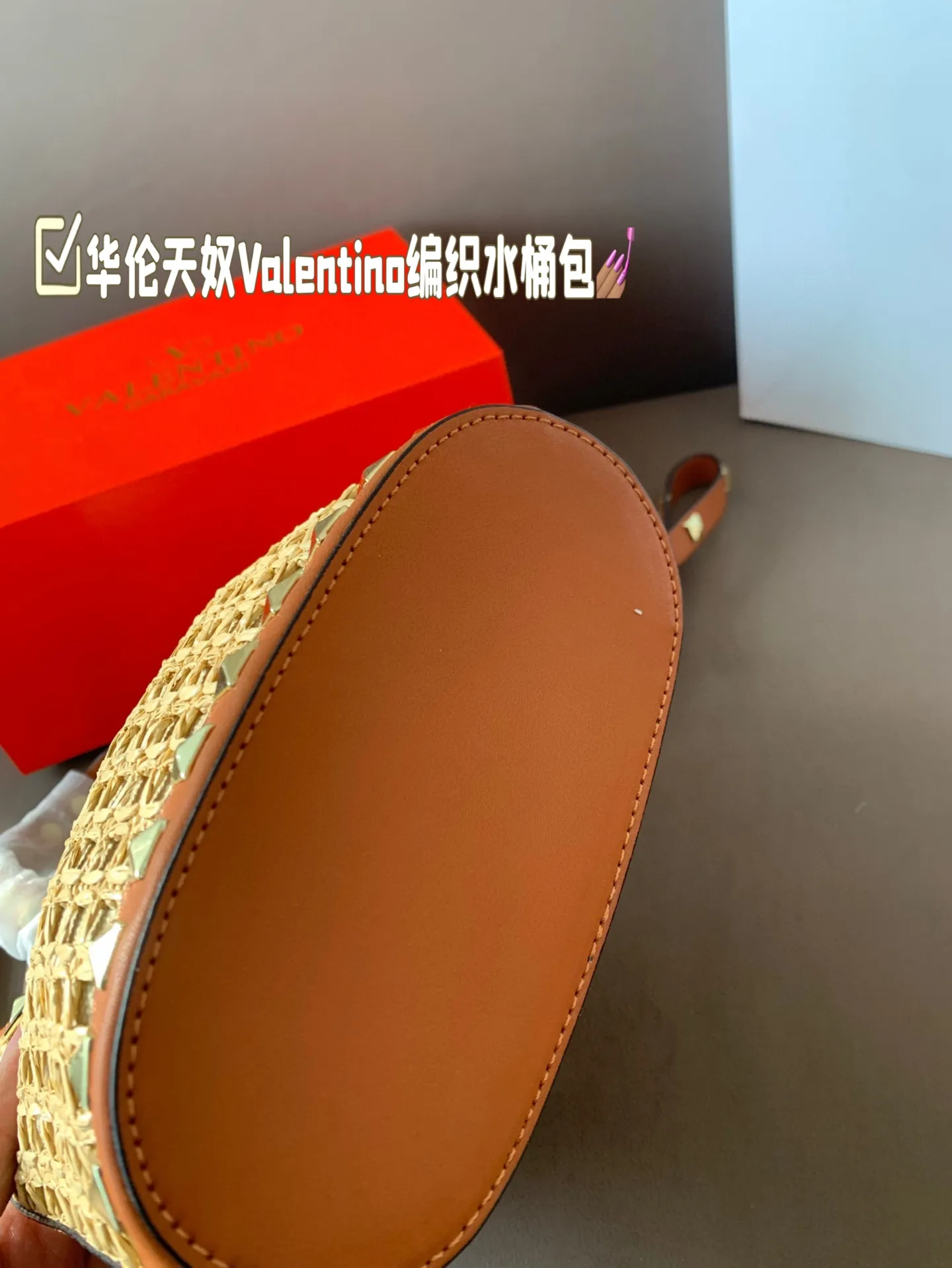 P360 Folding box Valentino woven bucket bag. It’s fashionable and easy to match. It doesn’t look old-fashioned and it’s easy to match. And Dan’s beauty and temperament are so high~ I love this calmness and elegance. Size 16*19