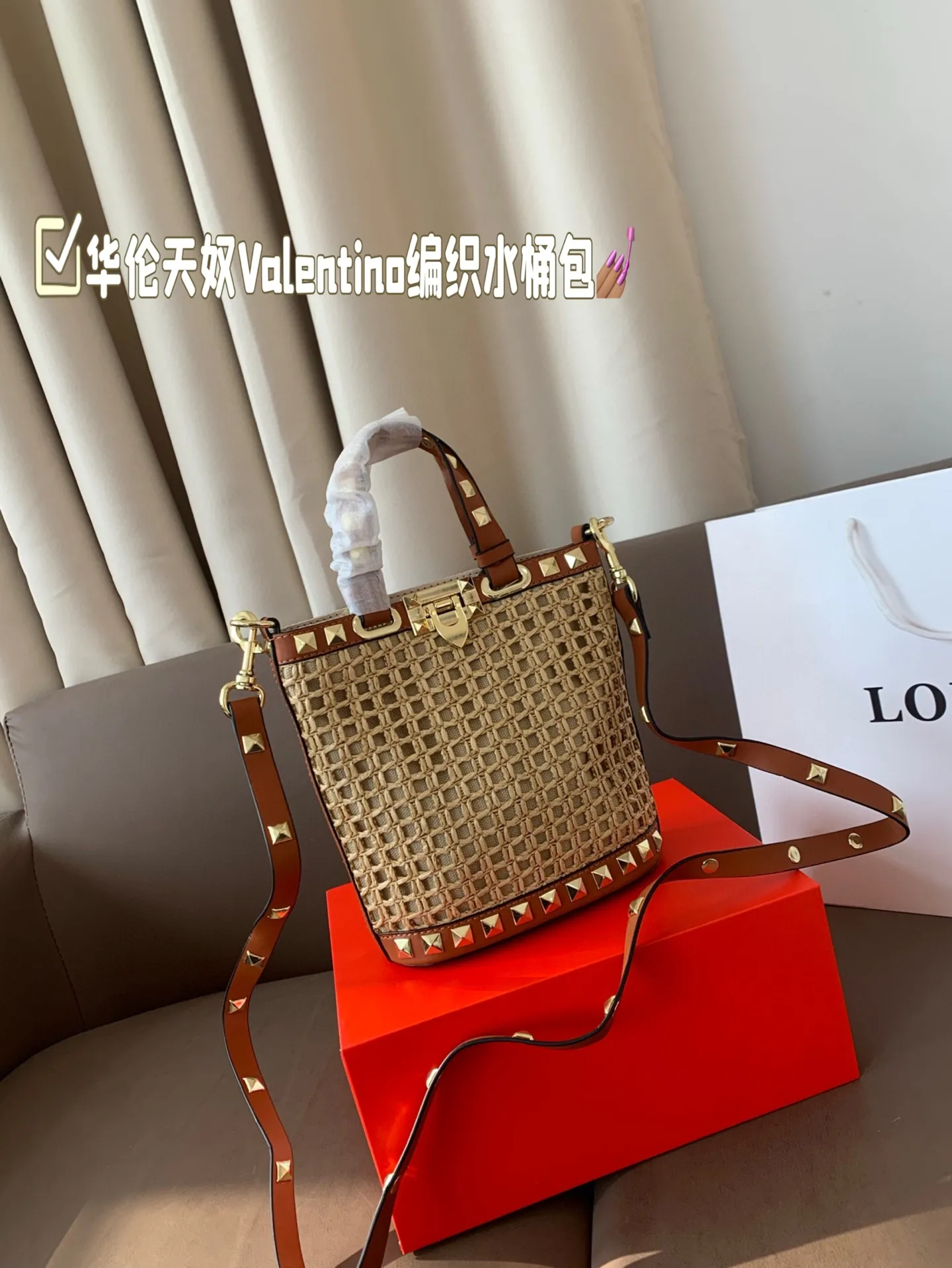 P360 Folding box Valentino woven bucket bag. It’s fashionable and easy to match. It doesn’t look old-fashioned and it’s easy to match. And Dan’s beauty and temperament are so high~ I love this calmness and elegance. Size 16*19