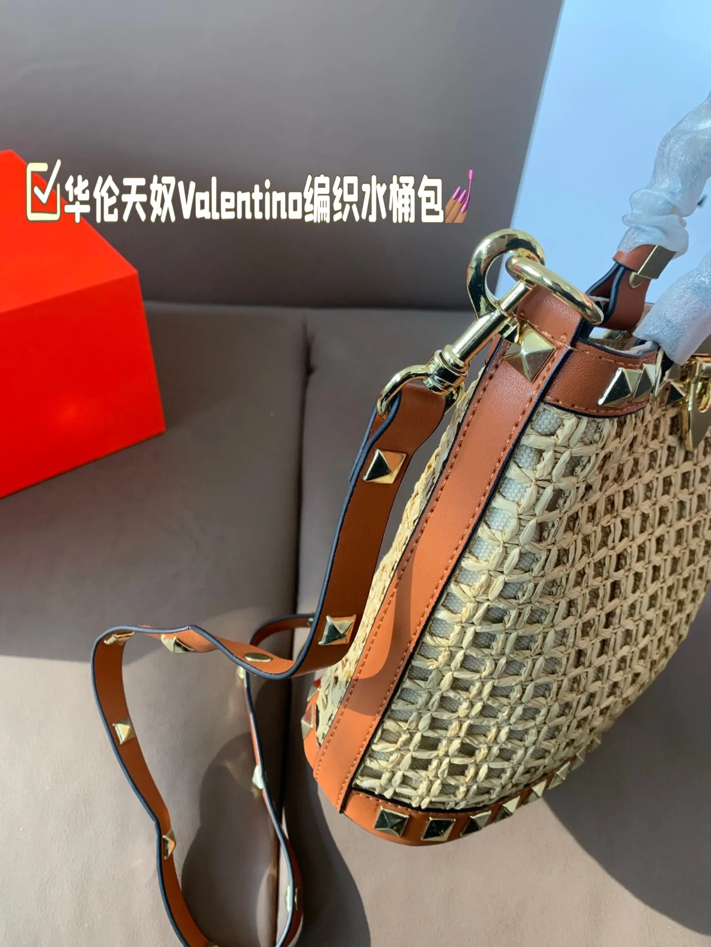P360 Folding box Valentino woven bucket bag. It’s fashionable and easy to match. It doesn’t look old-fashioned and it’s easy to match. And Dan’s beauty and temperament are so high~ I love this calmness and elegance. Size 16*19