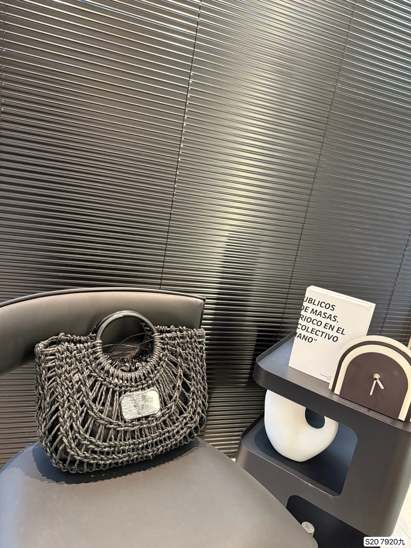 P300 comes with box Valentino Valentino woven bag 24 spring and summer has a strong holiday style, but it is also suitable for daily life. I feel that I have to have a bag like this. After all, no one wants to refuse the waves and the beach. Size: 30 22 Item No. 7920