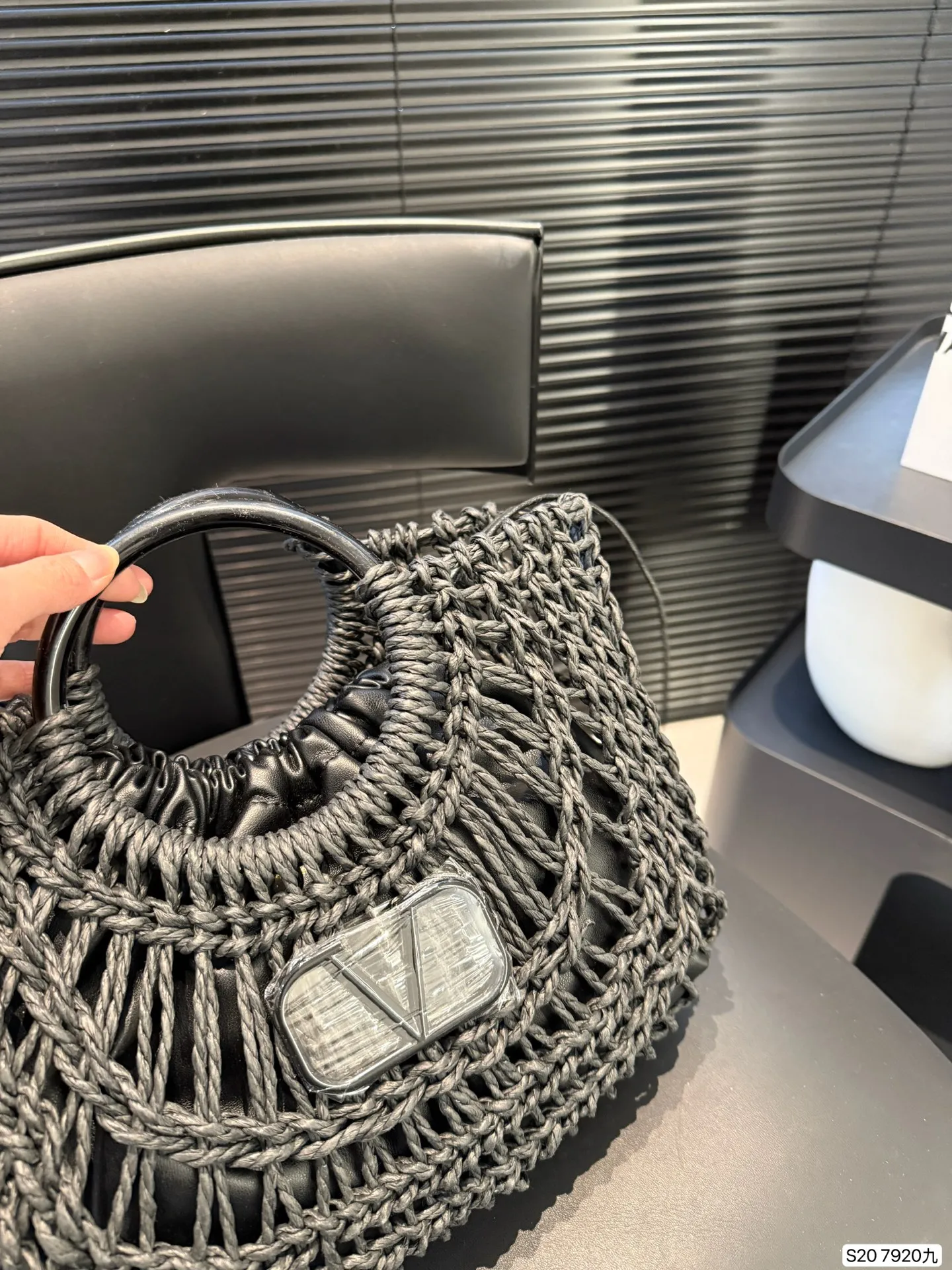 P300 comes with box Valentino Valentino woven bag 24 spring and summer has a strong holiday style, but it is also suitable for daily life. I feel that I have to have a bag like this. After all, no one wants to refuse the waves and the beach. Size: 30 22 Item No. 7920