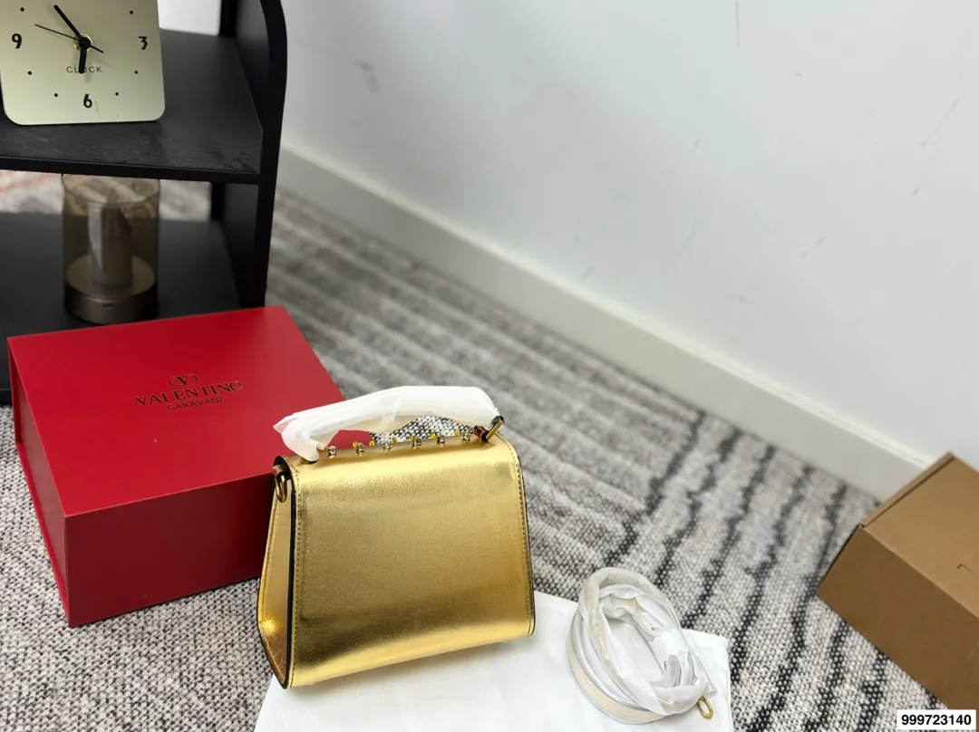 p460 Valentino handbag with folding box. This time Valentino has really stepped up its game. It is favored by celebrities from all walks of life ~ The simple design is not only artistic but also exquisite. Premium size: 19 15
