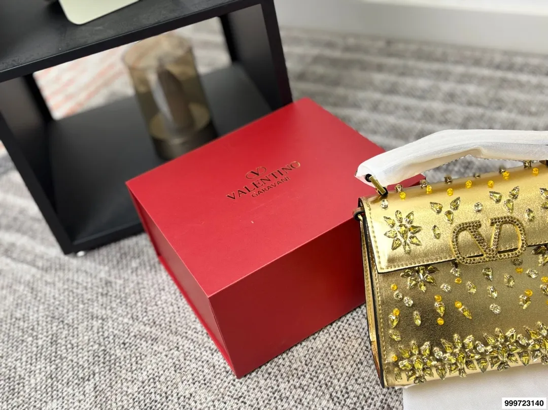 p460 Valentino handbag with folding box. This time Valentino has really stepped up its game. It is favored by celebrities from all walks of life ~ The simple design is not only artistic but also exquisite. Premium size: 19 15