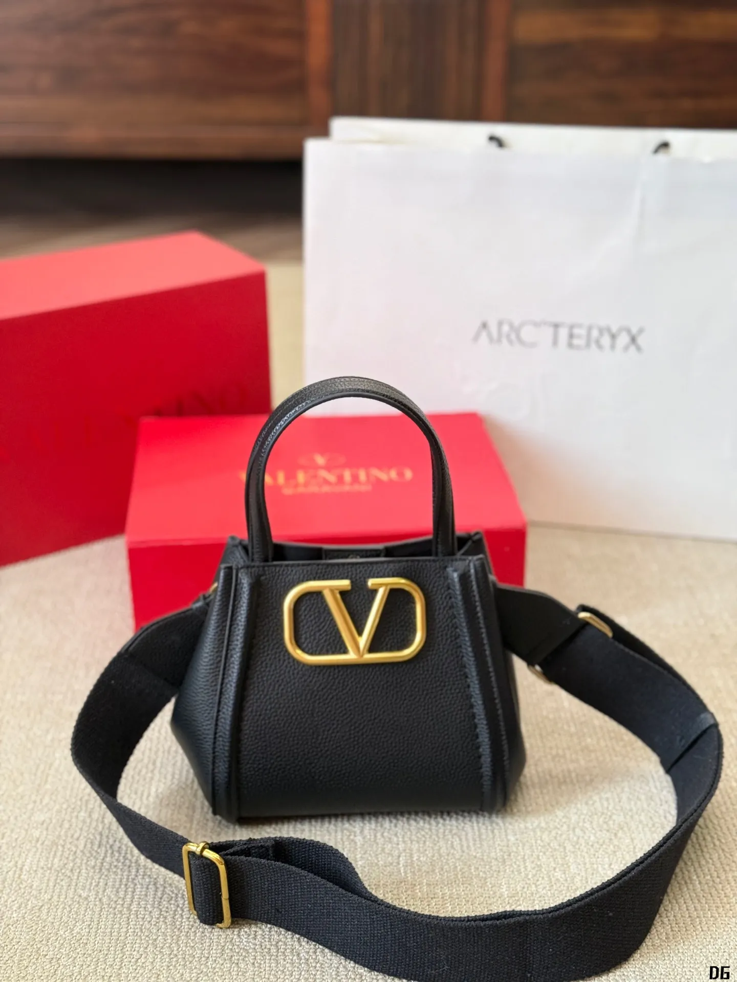 Cowhide version p330 p320 Valentino VALENTINO Women's Valentino show model Black Tie Valentino Letter Bag Tote bag from Valentino. The new season has just arrived. Size: Large size 25 20cm Small size 20 16cm (two shoulder straps)