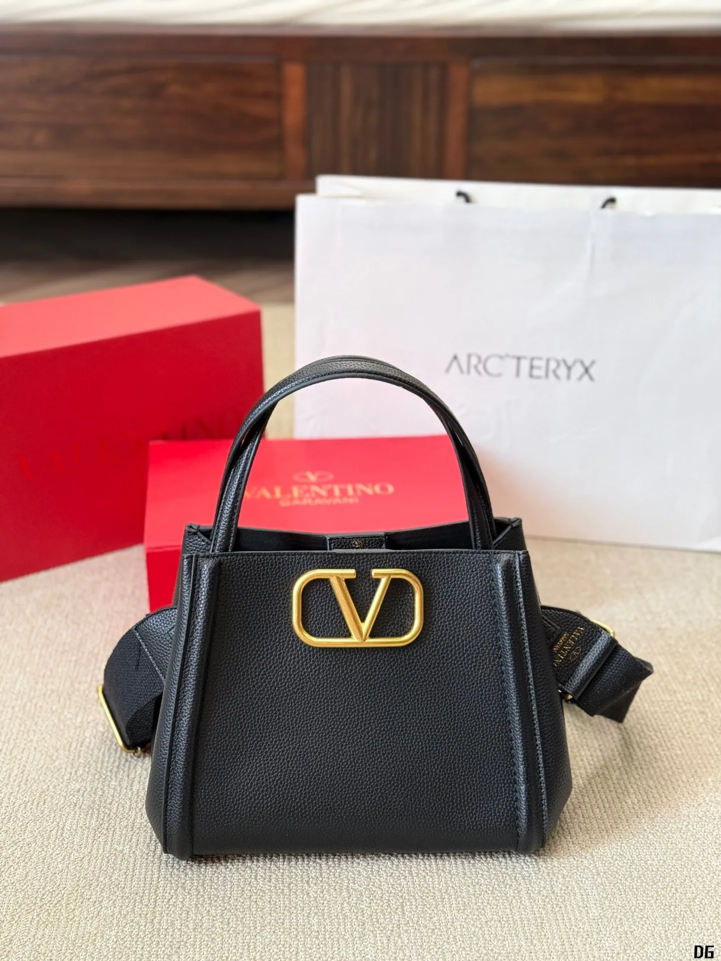 Cowhide version p330 p320 Valentino VALENTINO Women's Valentino show model Black Tie Valentino Letter Bag Tote bag from Valentino. The new season has just arrived. Size: Large size 25 20cm Small size 20 16cm (two shoulder straps)
