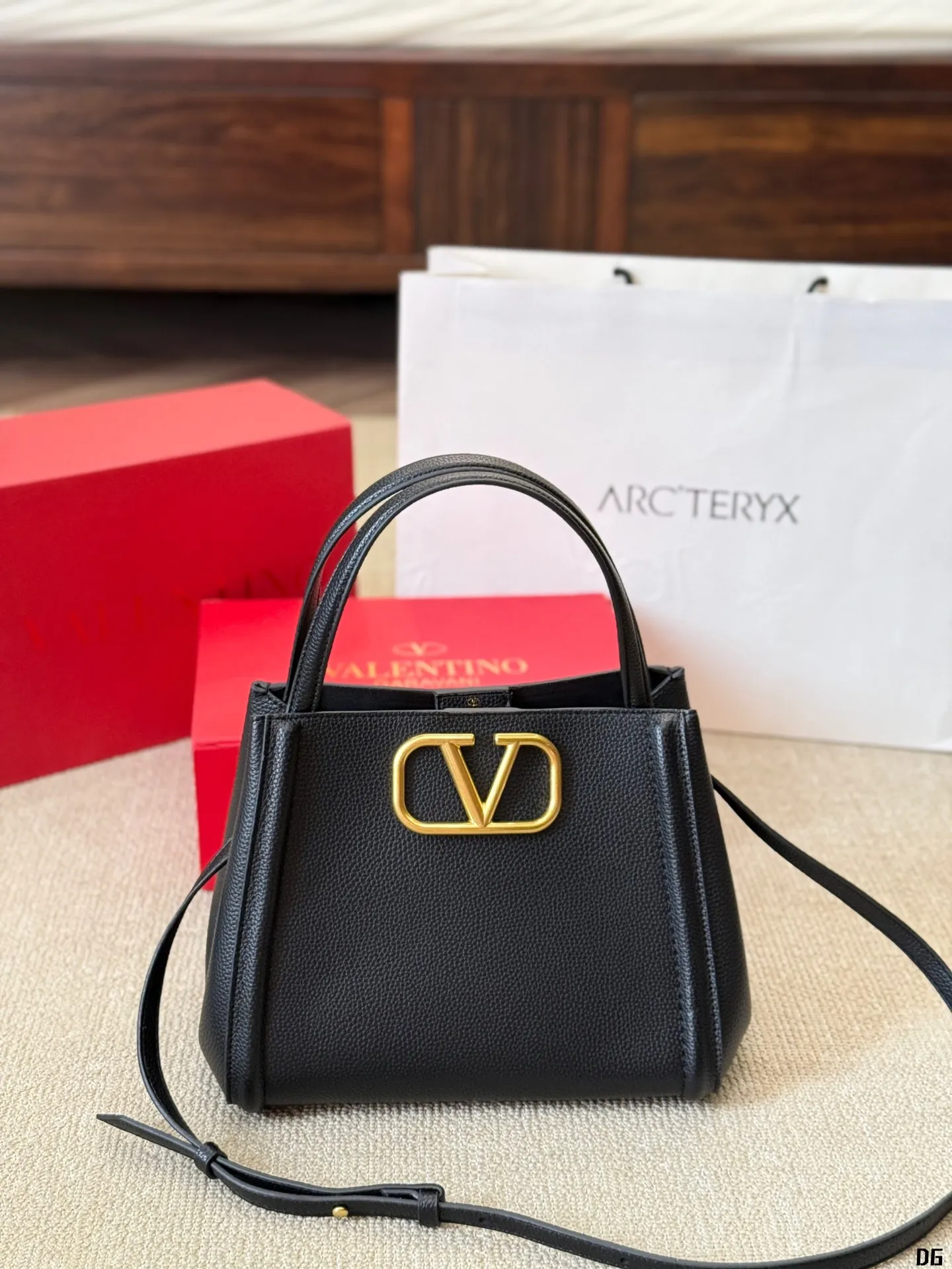 Cowhide version p330 p320 Valentino VALENTINO Women's Valentino show model Black Tie Valentino Letter Bag Tote bag from Valentino. The new season has just arrived. Size: Large size 25 20cm Small size 20 16cm (two shoulder straps)