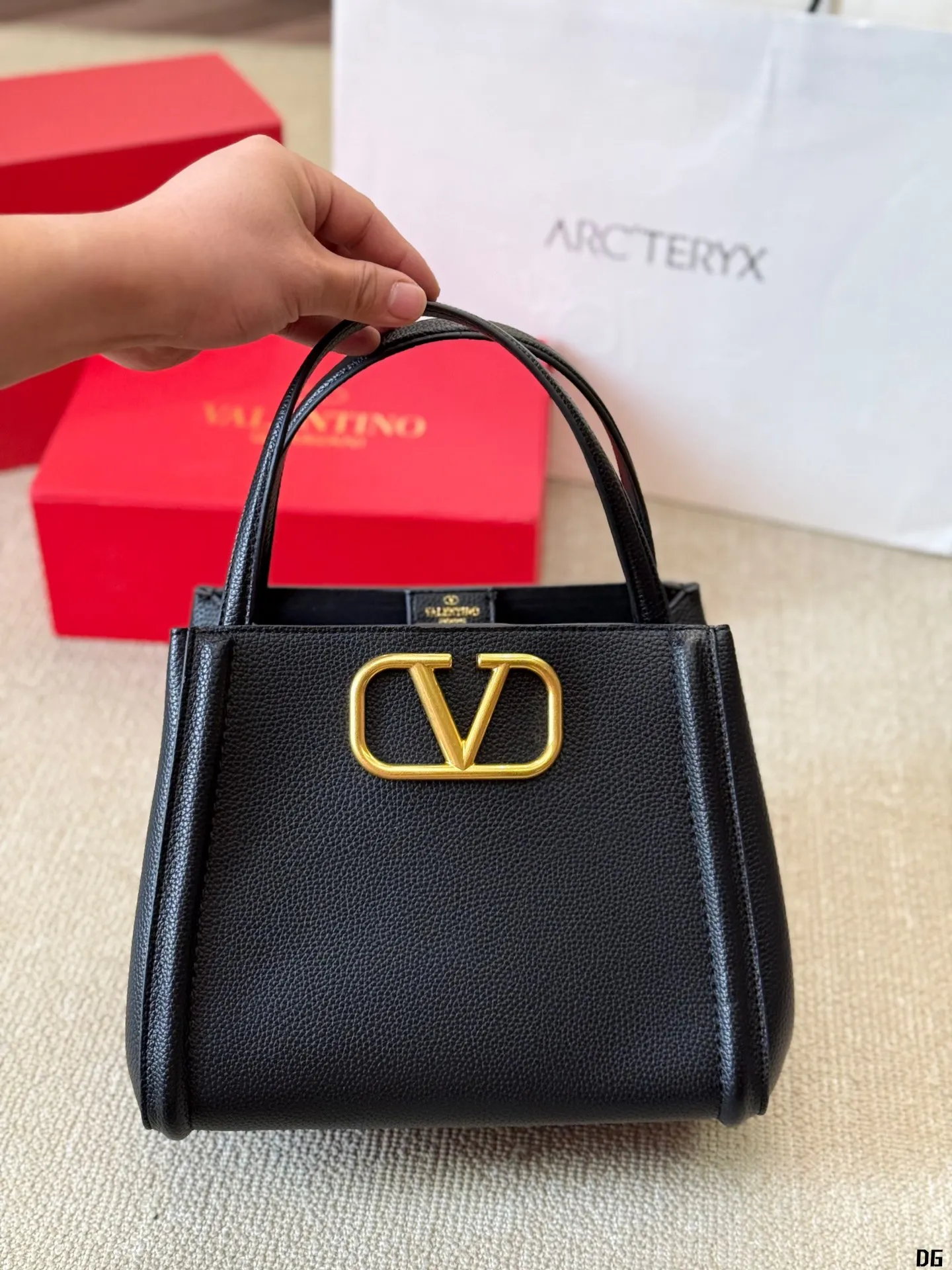 Cowhide version p330 p320 Valentino VALENTINO Women's Valentino show model Black Tie Valentino Letter Bag Tote bag from Valentino. The new season has just arrived. Size: Large size 25 20cm Small size 20 16cm (two shoulder straps)